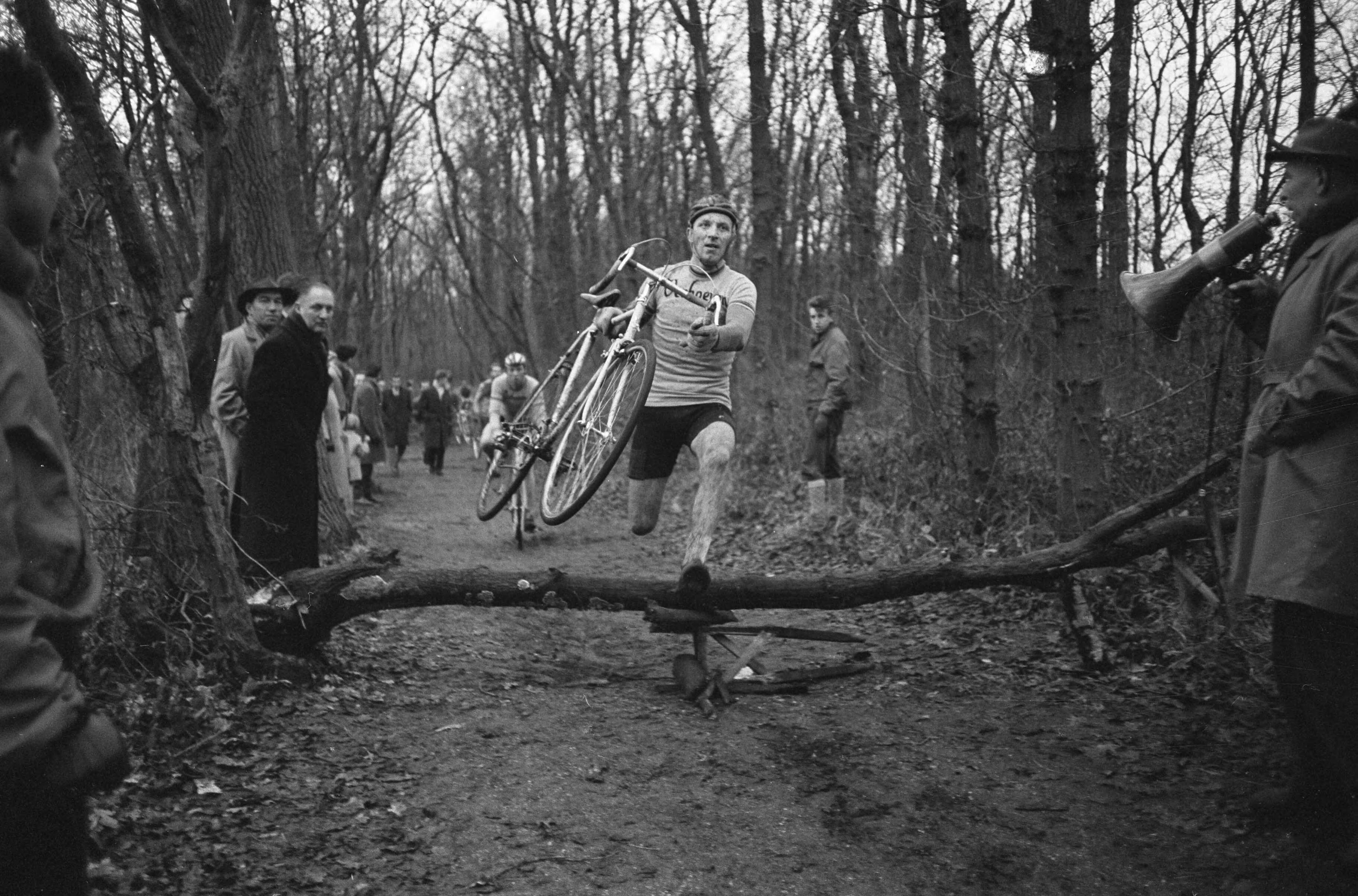 Fotocollectie Anefo — Cycle-cross Katerkoers in sportpark Duinhorst te Wassenaar. Jan van Dijk uit Lisse, de latere winnaar — Foto: Pot, Harry / Anefo. Licentie: Set B: Rechtenvrij / Publiek Domein. Bron: Nationaal Archief. http://hdl.handle.net/10648/a9f2a3ee-d0b4-102d-bcf8-003048976d84