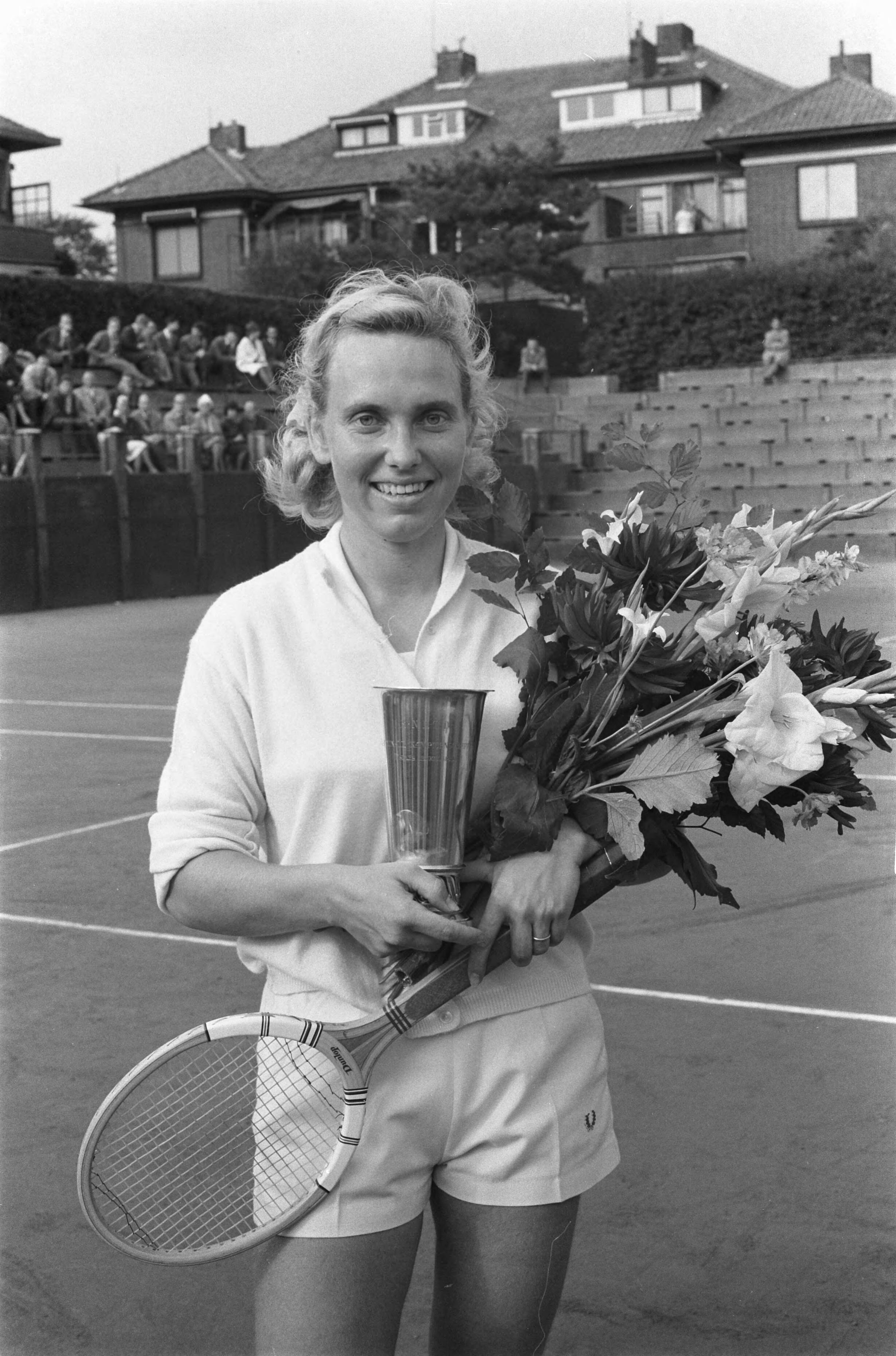 Fotocollectie Anefo — Nationale Tenniskampioenschappen. Winnares dames enkelspel Jetty Baars-Wienese — Foto: Pot, Harry / Anefo. Licentie: Set B: Rechtenvrij / Publiek Domein. Bron: Nationaal Archief. http://hdl.handle.net/10648/a9dff14a-d0b4-102d-bcf8-003048976d84