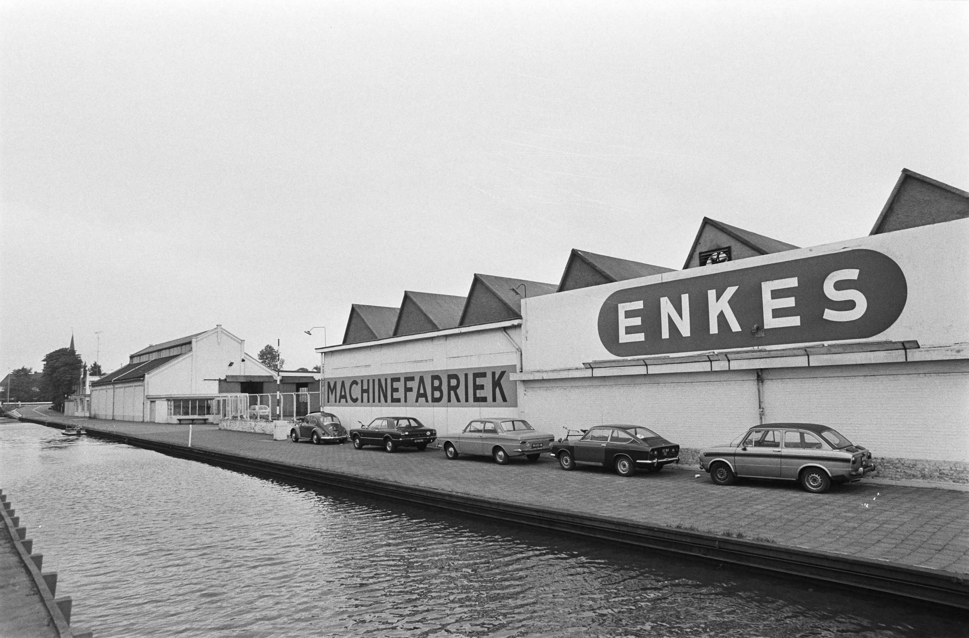 Fotocollectie Anefo — Staking bij machinefabriek Enkes in Voorburg i.v.m. de mogelijke sluiting van het bedrijf [De fabriek werd in september 1975 gesloten] — Foto: Mieremet, Rob / Anefo. Licentie: Set B: Rechtenvrij / Publiek Domein. Bron: Nationaal Archief. http://hdl.handle.net/10648/ac6ccf8c-d0b4-102d-bcf8-003048976d84
