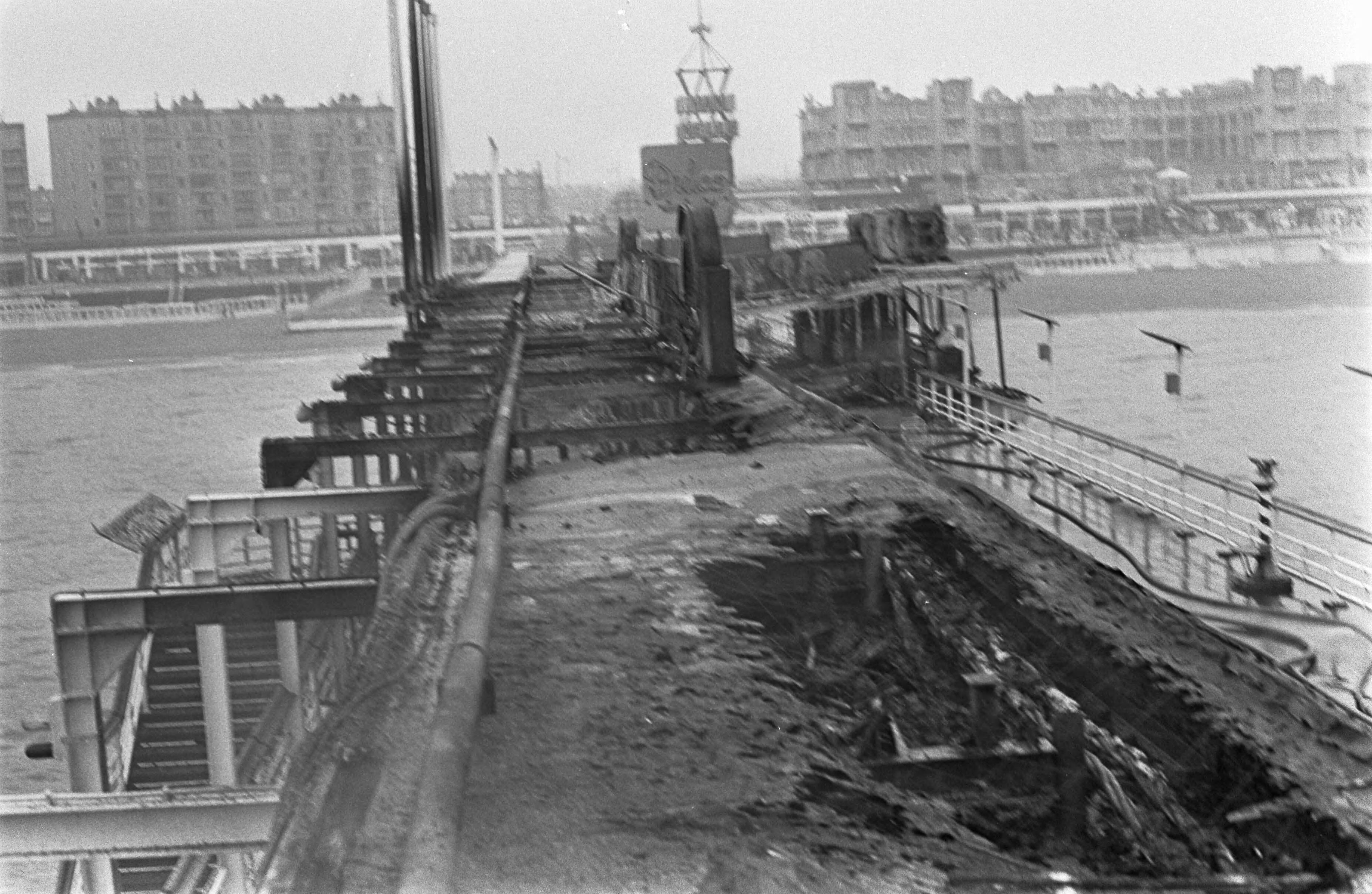 Fotocollectie Anefo — Brand op pier van Scheveningen. Op de hoofdpier brandden de winkeltjes geheel uit — Foto: Nijs, Jac. de / Anefo. Licentie: Set B: Rechtenvrij / Publiek Domein. Bron: Nationaal Archief. http://hdl.handle.net/10648/ab3de06a-d0b4-102d-bcf8-003048976d84