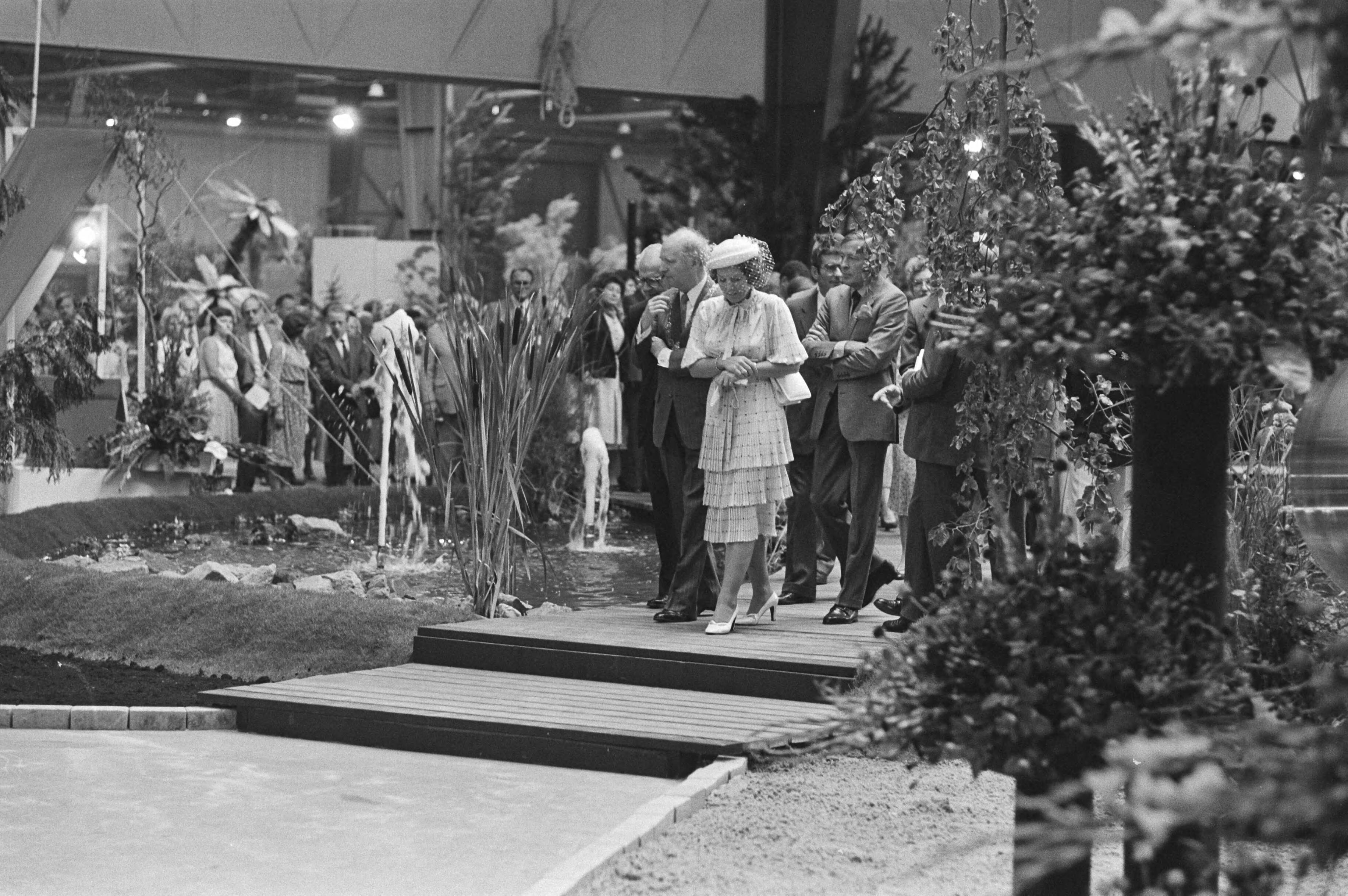 Koningin Beatrix en gezin wonen vanaf vandaag in Den Haag — Bezoek aan de tentoonstelling Hofstadbloem — Foto: Bogaerts, Rob / Anefo. Licentie: Set B: Rechtenvrij / Publiek Domein. Bron: Nationaal Archief. http://hdl.handle.net/10648/ad015a08-d0b4-102d-bcf8-003048976d84
