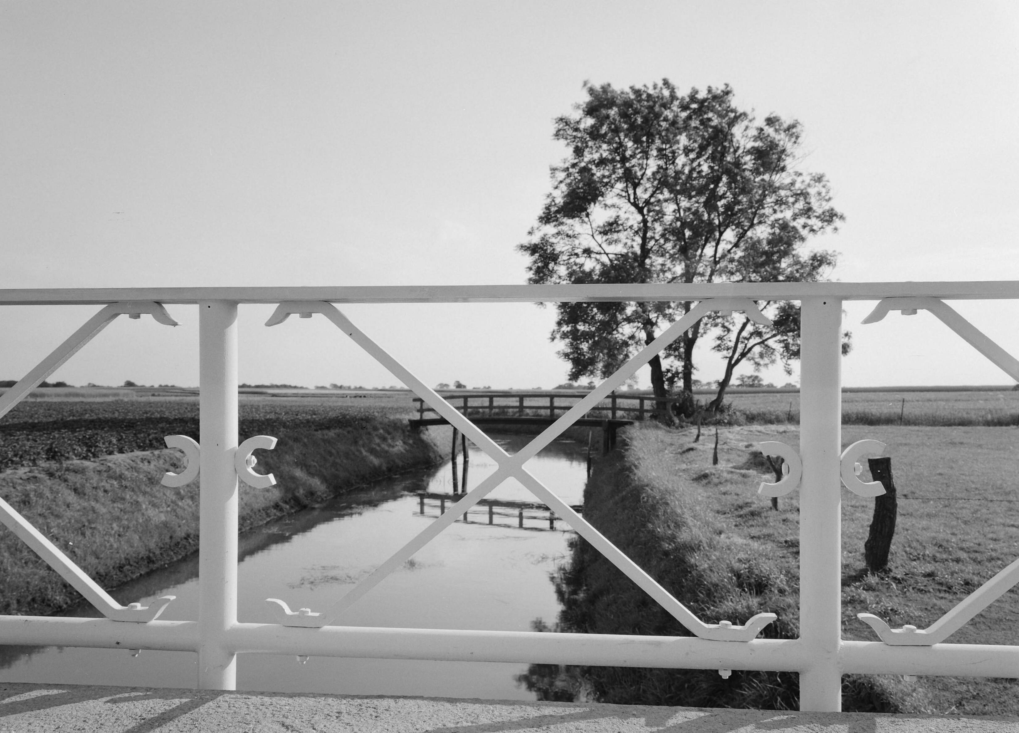 Fotocollectie Nederlandse Heidemaatschappij — Brug in Veelerweg bij Wessinghhuizen (Gr.) — Foto: Wüllschleger, [...] / Heidemij. Licentie: Set B: Rechtenvrij / Publiek Domein. Bron: Nationaal Archief. http://hdl.handle.net/10648/ae7b7648-d0b4-102d-bcf8-003048976d84