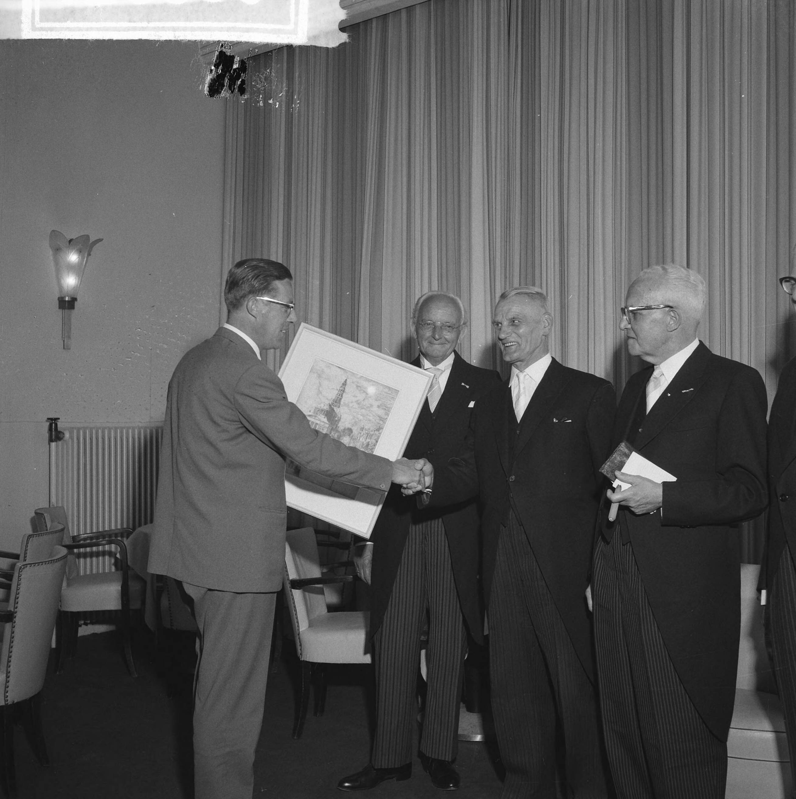 Fotocollectie Anefo — 50-jarig bestaan van de Rotterdamse Korenbeurs. Tijdens de receptie in Scheveningen — Foto: Lindeboom, Henk / Anefo. Licentie: Set B: Rechtenvrij / Publiek Domein. Bron: Nationaal Archief. http://hdl.handle.net/10648/a9daa42e-d0b4-102d-bcf8-003048976d84