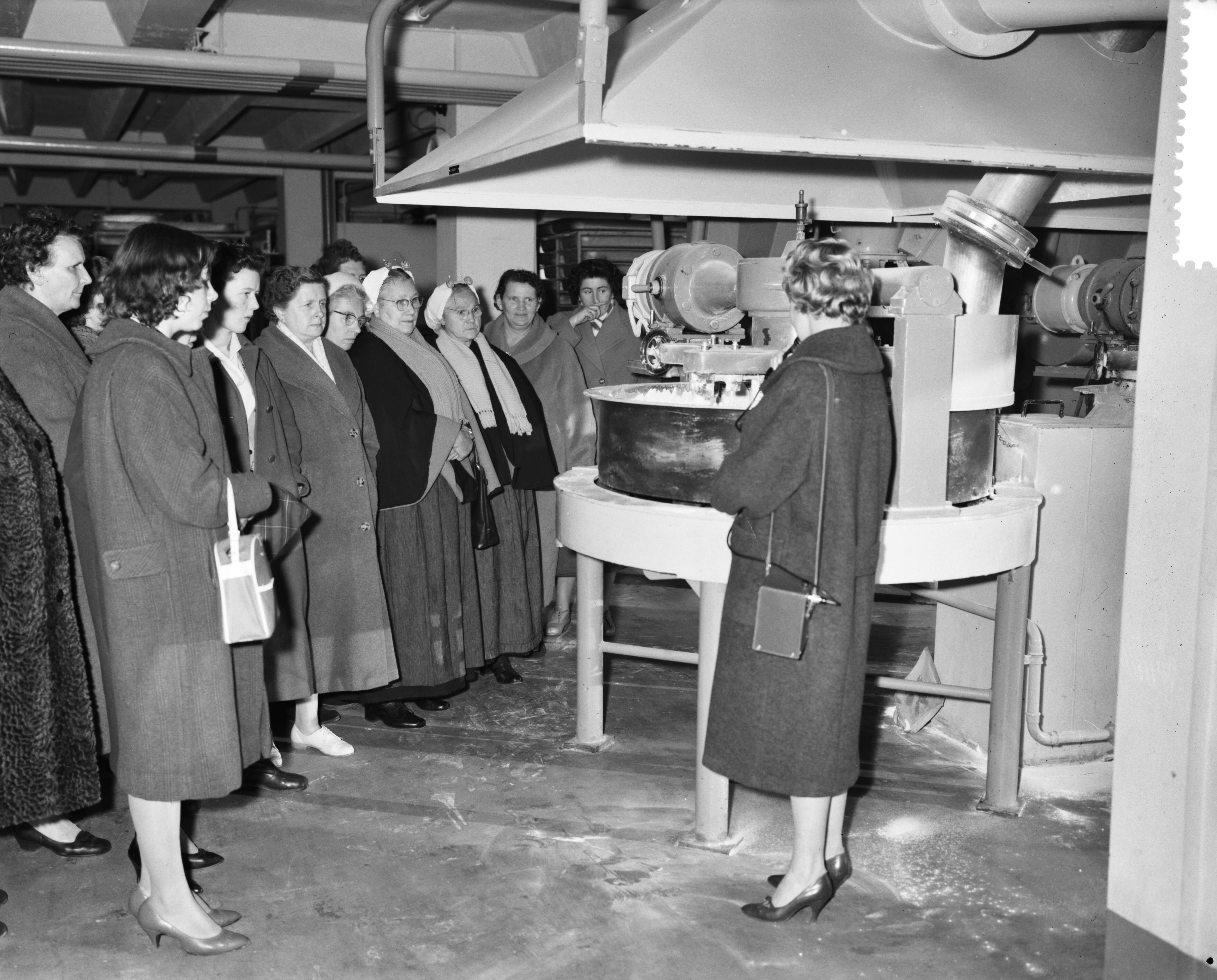 Fotocollectie Anefo — Opdracht Maggi (Scheveningse vrouwen bij Maggi) — Foto: Rossem, Wim van / Anefo. Licentie: Set B: Rechtenvrij / Publiek Domein. Bron: Nationaal Archief. http://hdl.handle.net/10648/a9a581d6-d0b4-102d-bcf8-003048976d84