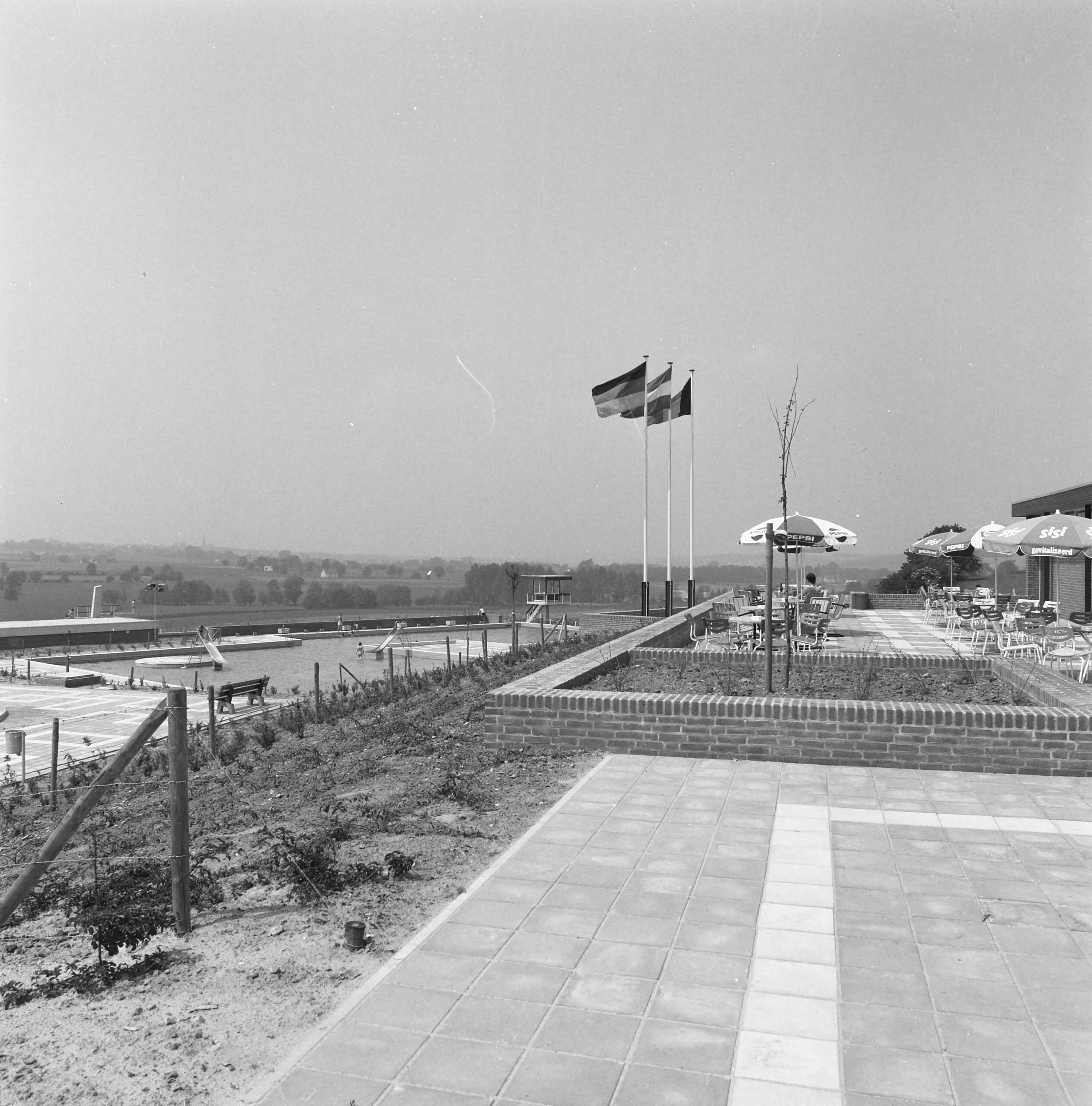 Fotocollectie Nederlandse Heidemaatschappij — Openlucht zwembad te Vaals. Ontwerp A.A. — Foto: Fotograaf Onbekend / Heidemij. Licentie: Set B: Rechtenvrij / Publiek Domein. Bron: Nationaal Archief. http://hdl.handle.net/10648/ae839cd8-d0b4-102d-bcf8-003048976d84