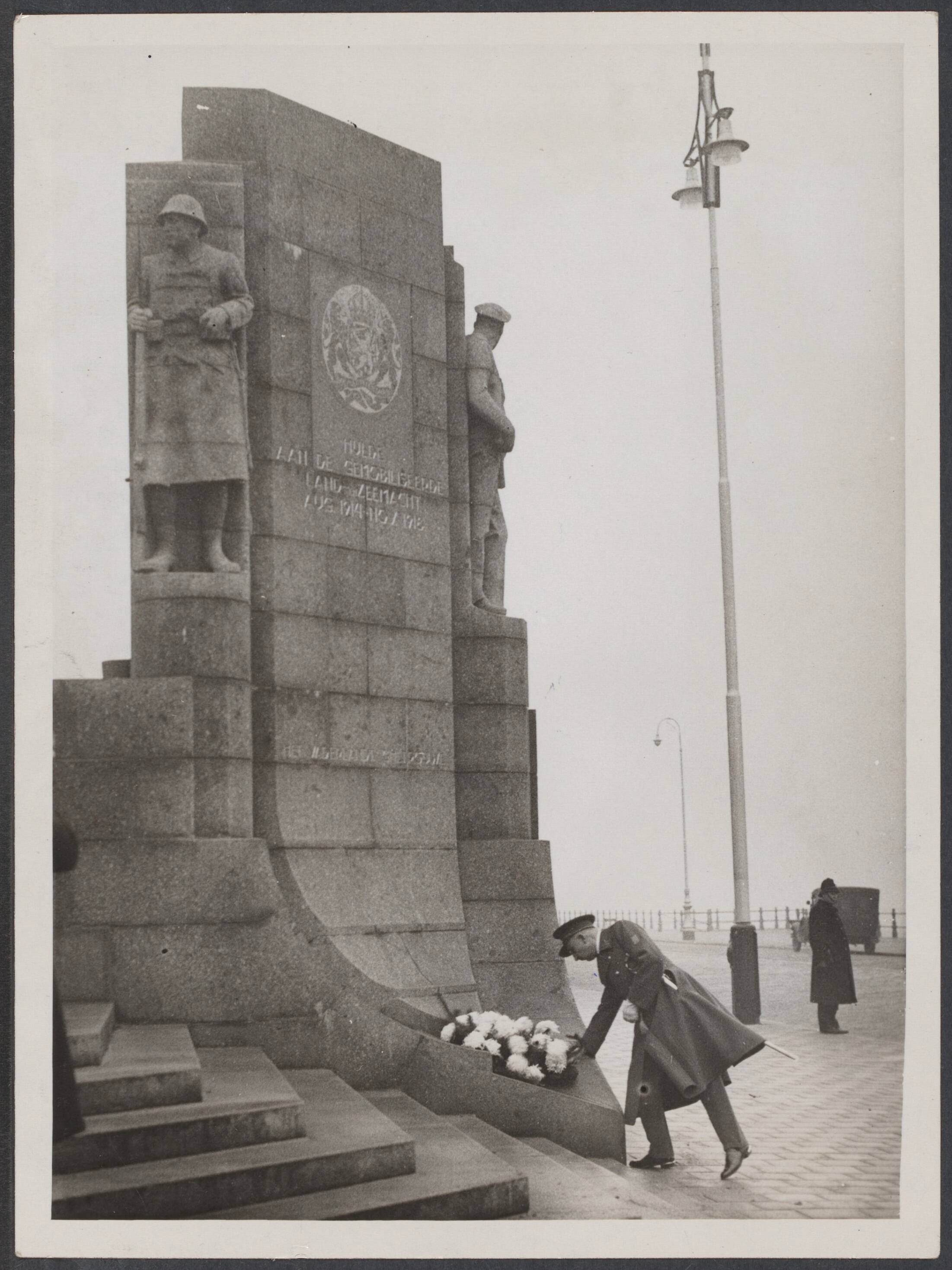Oorlogsmonumenten W.O.I - Nederland — Kranslegging bij het Monument Leger en Vloot aan de boulevard van Scheveningen — Foto: Onbekend / Publiek Domein of Rechtenvrij. Licentie: Set B: Rechtenvrij / Publiek Domein. Bron: Nationaal Archief. http://hdl.handle.net/10648/9ff64e61-56eb-88ba-e313-3675f508f928