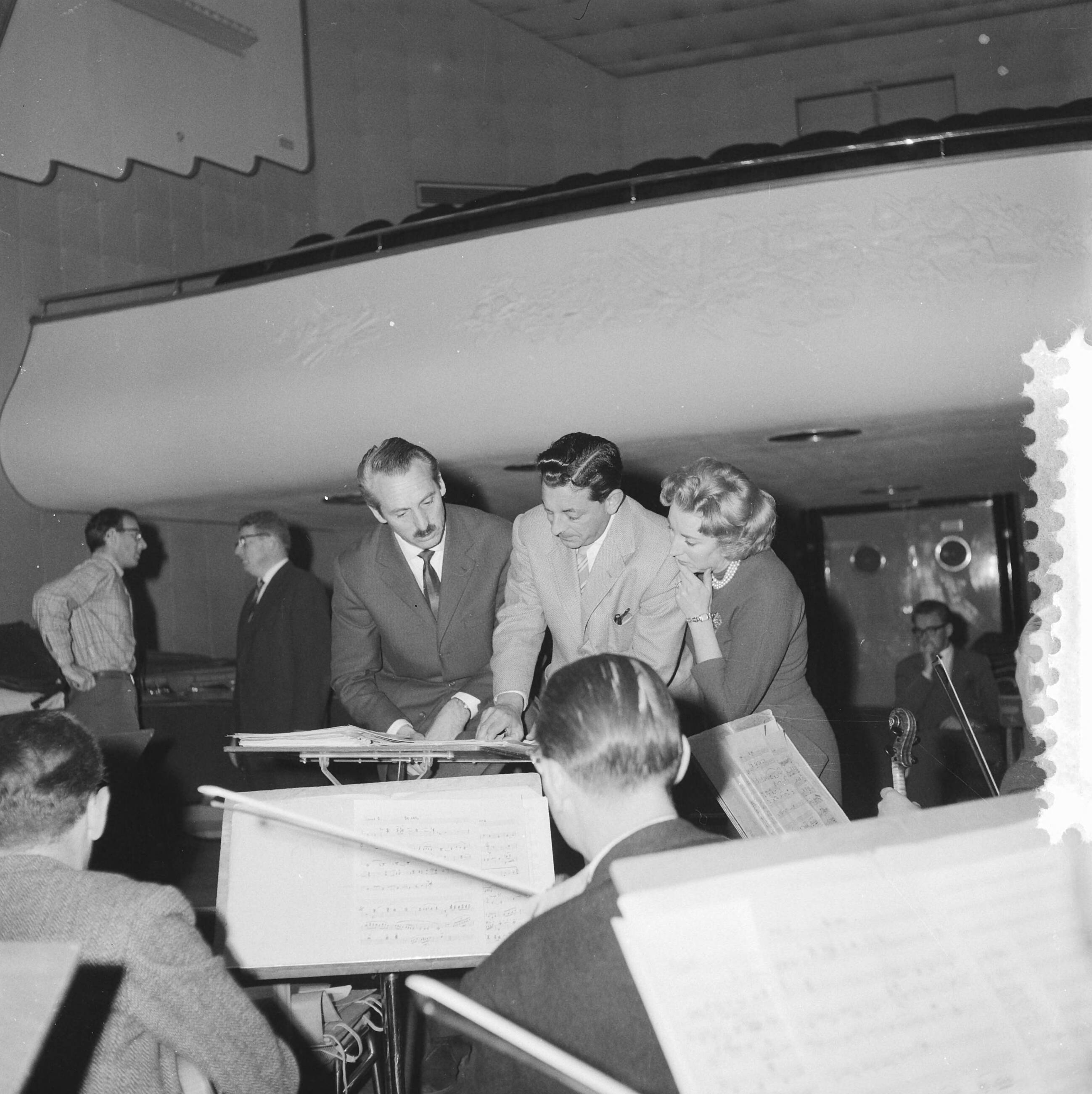 Fotocollectie Anefo — De Britse zangeres Vera Lynn repeteert in de KRO-studio te Hilversum met het Metropole-orkest onder leiding van Dolf van de Linden. Zij zal in de Haagse Dierentuin optreden tijdens de speciale Steravond van de NCRV t.g.v. het 35-jarig bestaan. In het midden haar echtgenoot Harry Lewis — Foto: Lindeboom, Henk / Anefo. Licentie: Set B: Rechtenvrij / Publiek Domein. Bron: Nationaal Archief. http://hdl.handle.net/10648/a9a2688e-d0b4-102d-bcf8-003048976d84