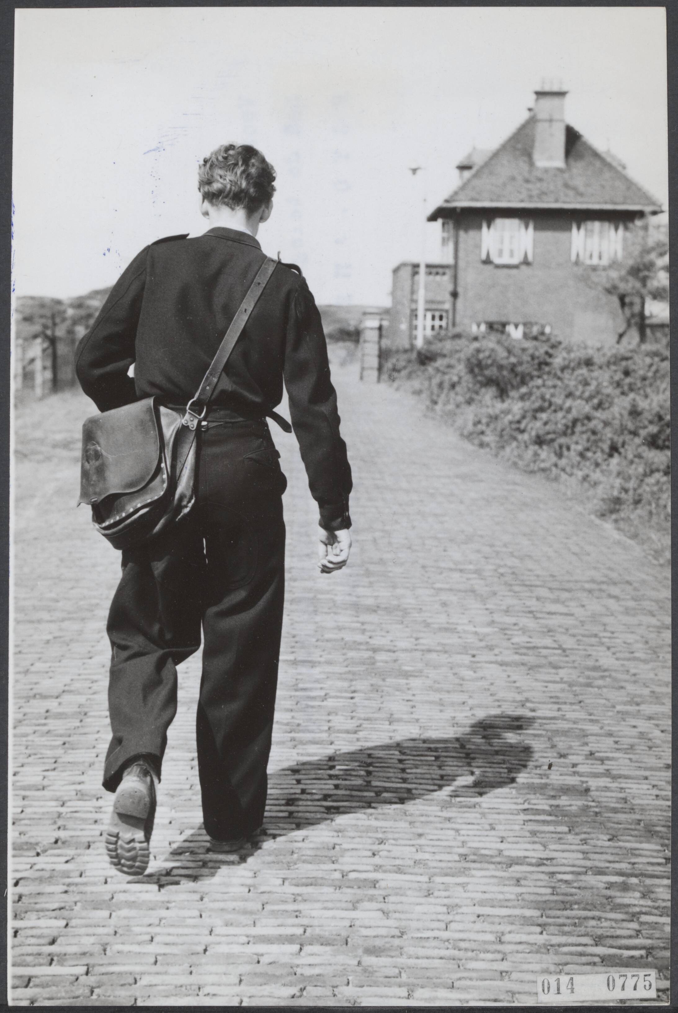 Fotocollectie Elsevier Binnenland — De Ruigenhoek te Scheveningen [vakantievilla van de koninklijke familie]. Voor de jarige prinses Wilhelmina had de telegrambesteller druk werk op vrijdag — Foto: Pot, Harry / Anefo. Licentie: Set B: Rechtenvrij / Publiek Domein. Bron: Nationaal Archief. http://hdl.handle.net/10648/adb1b1b4-d0b4-102d-bcf8-003048976d84