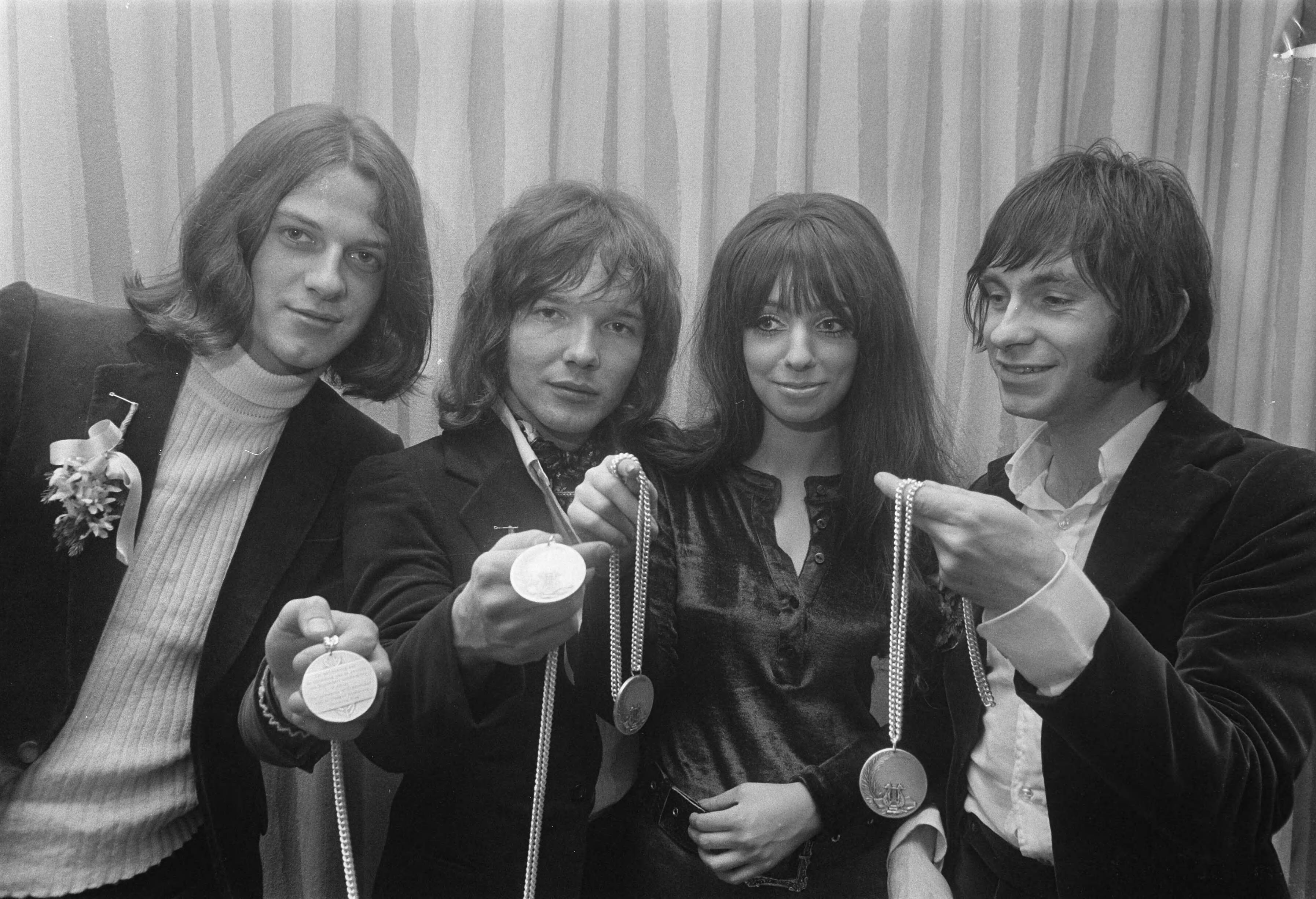 Fotocollectie Anefo — Haagse beatgroep Shocking Blue krijgt "zilveren penning van verdiensten" van Den Haag van wethouder van onderwijs H. J. Bilzen . Shocking Blue met penning / — Foto: Mieremet, Rob / Anefo. Licentie: Set B: Rechtenvrij / Publiek Domein. Bron: Nationaal Archief. http://hdl.handle.net/10648/ab8dabae-d0b4-102d-bcf8-003048976d84