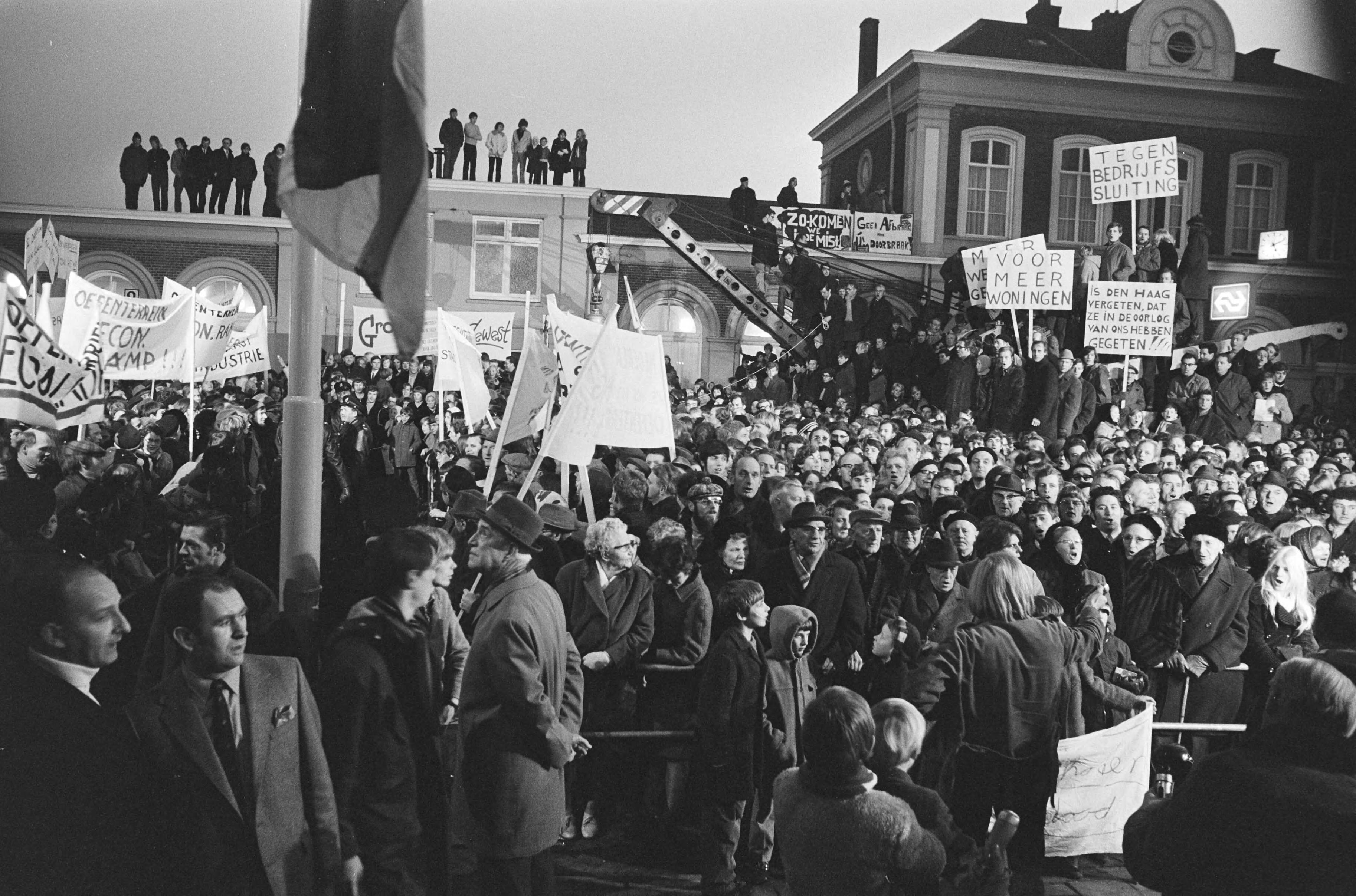 Fotocollectie Anefo — Actie "Noodklok Oost-Groningen". 28 Kamerleden in Winschoten, Oost-Groningen, voor slecht economische situatie — Foto: Verhoeff, Bert / Anefo. Licentie: Set B: Rechtenvrij / Publiek Domein. Bron: Nationaal Archief. http://hdl.handle.net/10648/abb0213e-d0b4-102d-bcf8-003048976d84