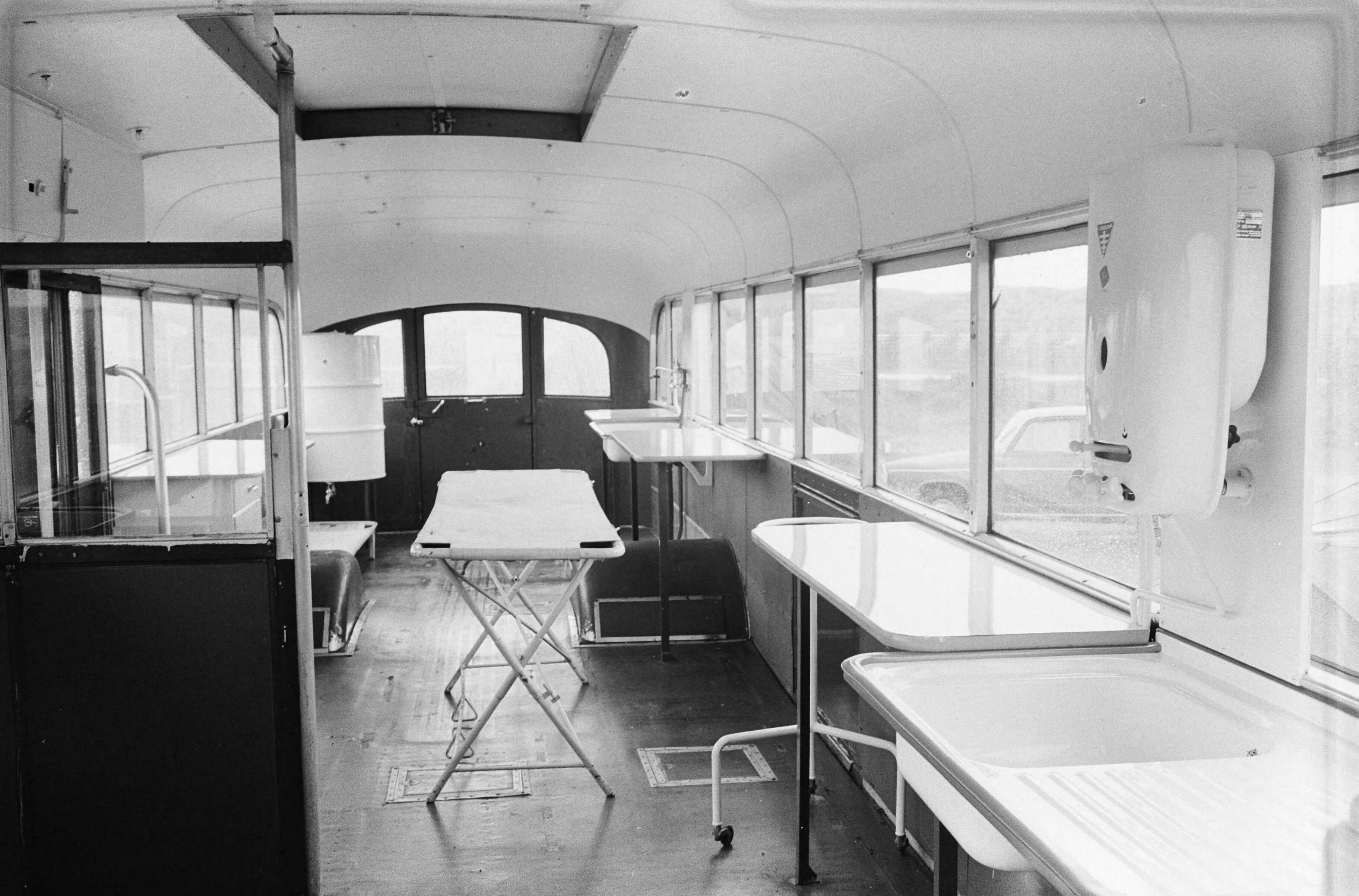 Fotocollectie Anefo — Mobiele operatiekamer voor het circuit van Zandvoort (interieur) — Foto: Pot, Harry / Anefo. Licentie: Set B: Rechtenvrij / Publiek Domein. Bron: Nationaal Archief. http://hdl.handle.net/10648/aa089582-d0b4-102d-bcf8-003048976d84