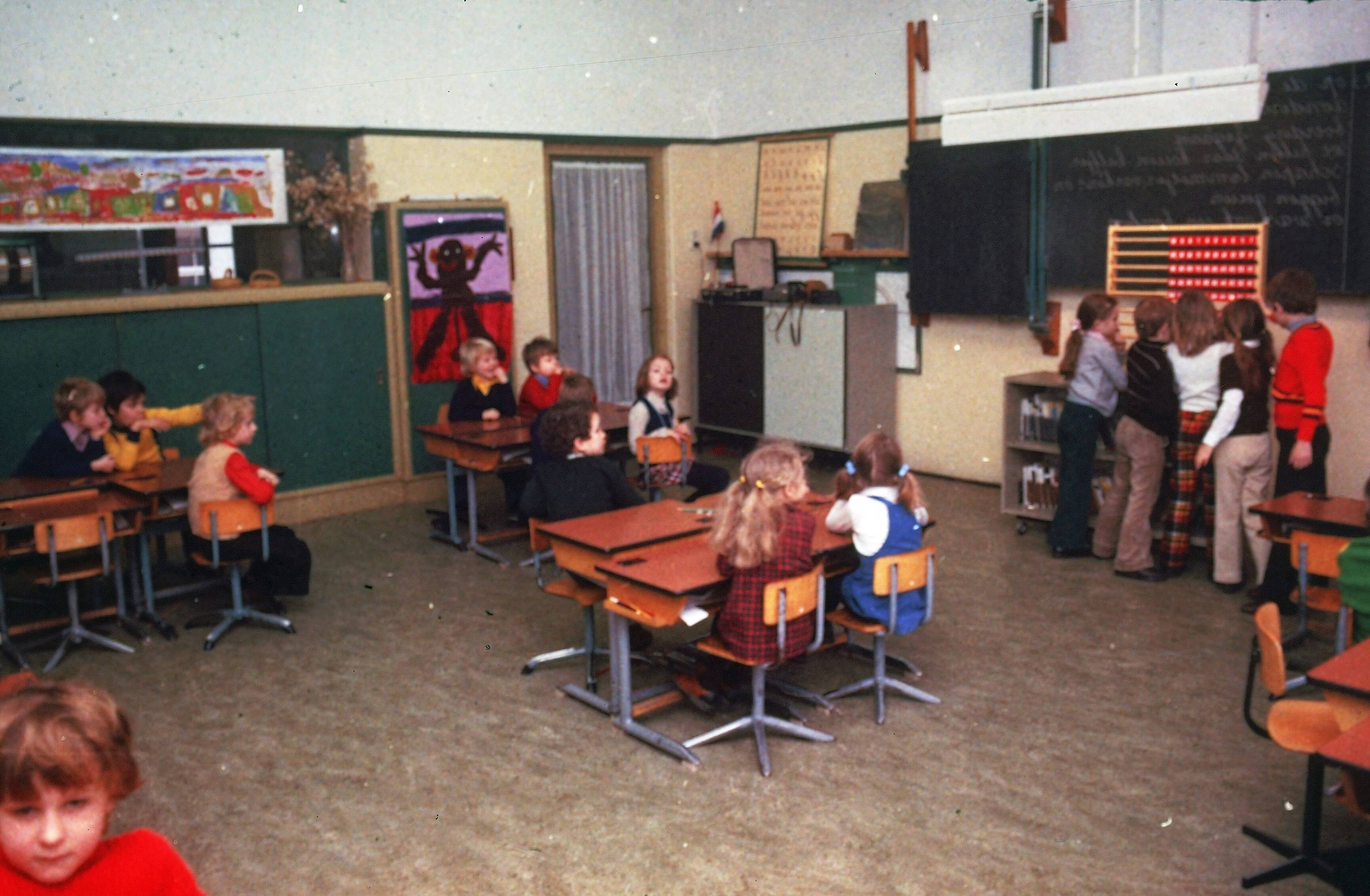 Fotocollectie RVD / Koninklijk Huis — Prins Willem-Alexander op de "Nieuwe Baarnse School" te Baarn tijdens rekenles — Foto: Claus, prins / RVD. Licentie: Set B: Rechtenvrij / Publiek Domein. Bron: Nationaal Archief. http://hdl.handle.net/10648/afb9a566-d0b4-102d-bcf8-003048976d84