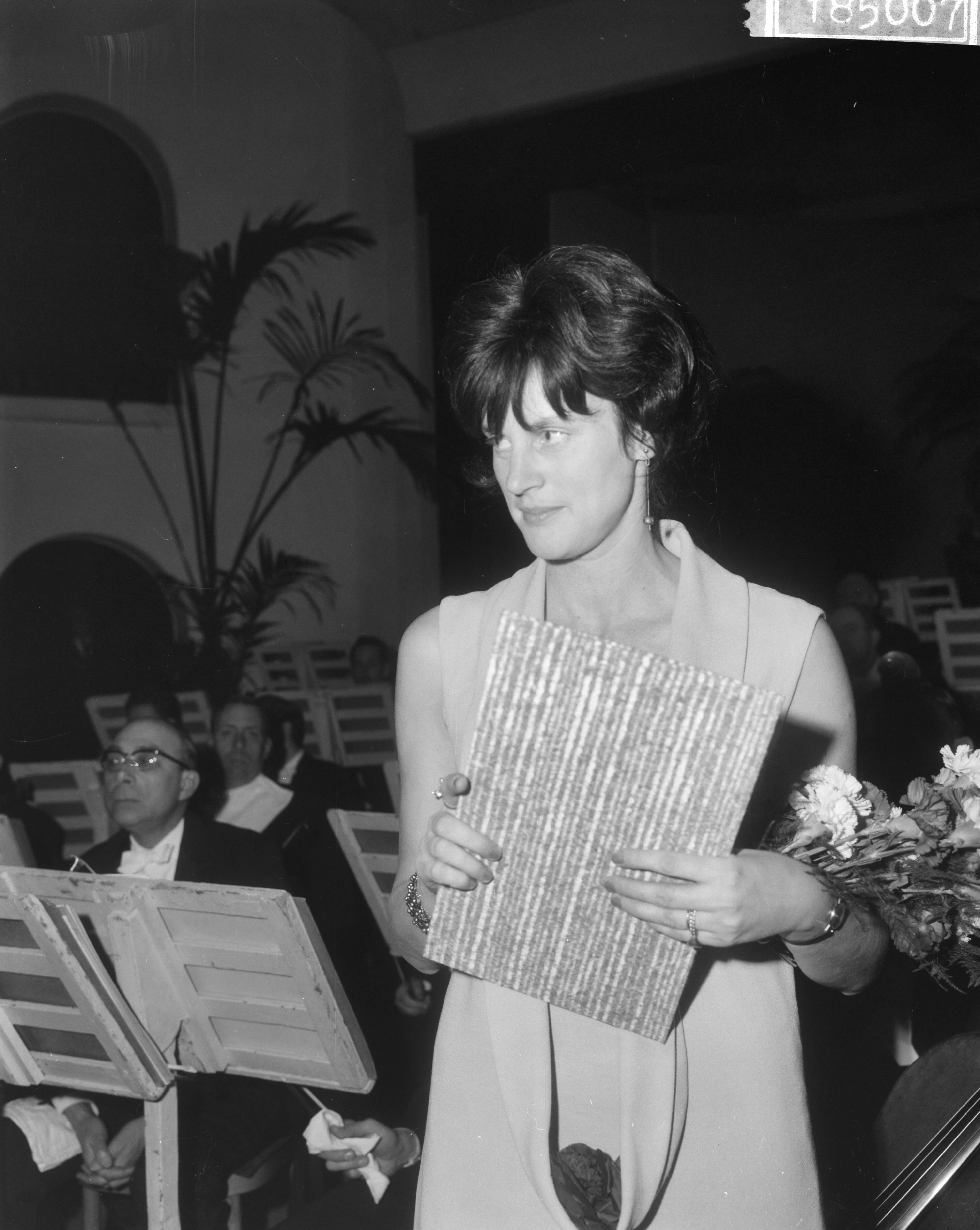 Fotocollectie Anefo — Uitreiking van de EMS Cultuurprijzen in het Kurhaus te Scheveningen. beeldhouwster Edith Imkamp-van der Does Willebois — Foto: Bilsen, Joop van / Anefo. Licentie: Set B: Rechtenvrij / Publiek Domein. Bron: Nationaal Archief. http://hdl.handle.net/10648/aacfdffc-d0b4-102d-bcf8-003048976d84