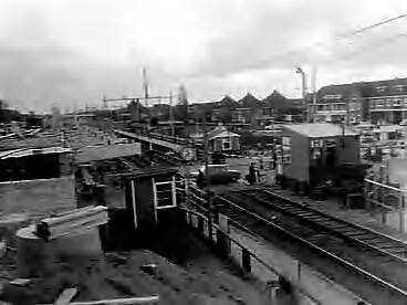 Fotocollectie Anefo — Bouw NS-station Heemstede-Aerdenhout. De spoorwegovergang Zandvoortselaan — Foto: Pot, Harry / Anefo. Licentie: Set B: Rechtenvrij / Publiek Domein. Bron: Nationaal Archief. http://hdl.handle.net/10648/a96cc422-d0b4-102d-bcf8-003048976d84