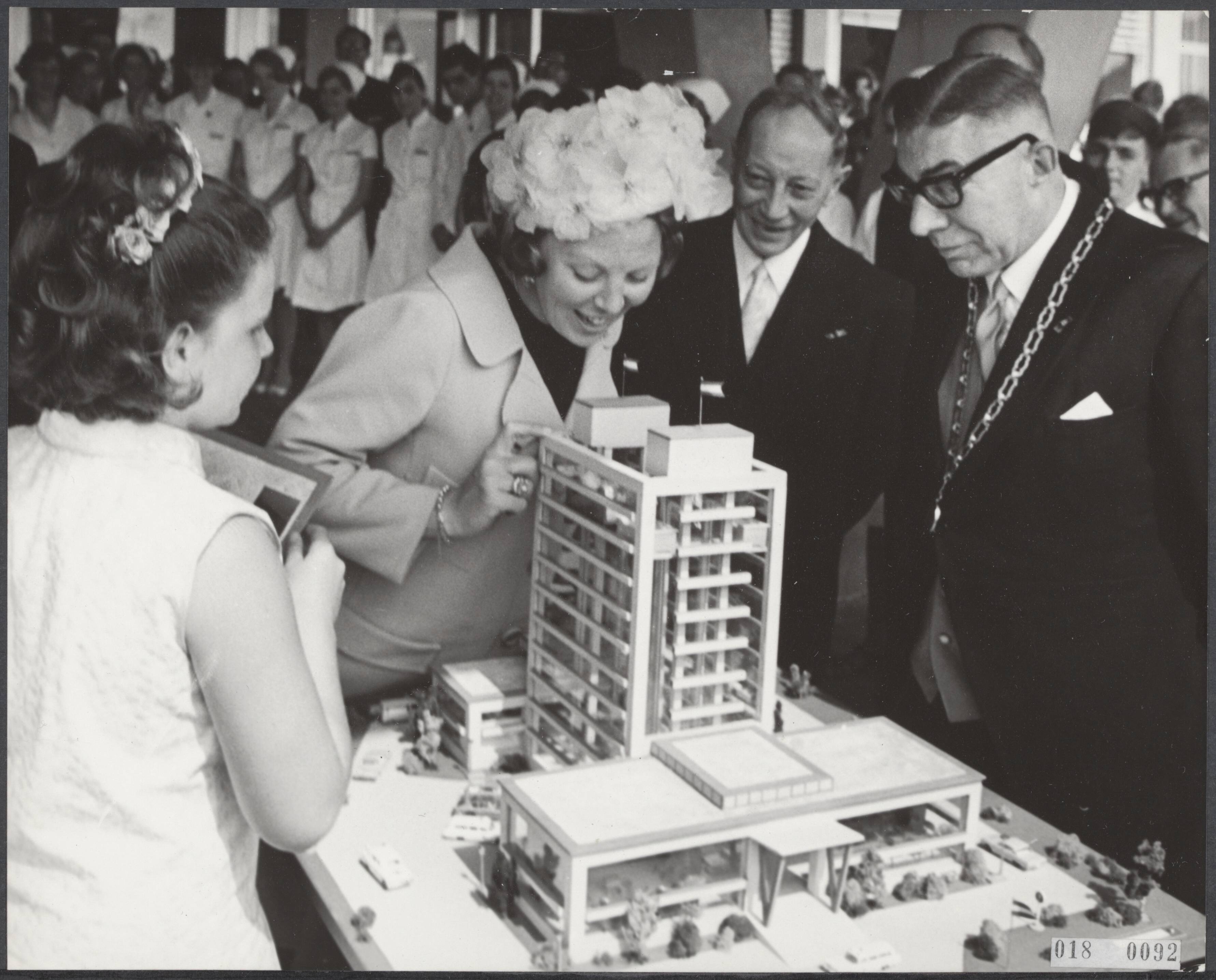 Fotocollectie Elsevier Binnenland — Tijdens de ontvangst van prinses Beatrix in het nieuwe ziekenhuis te Heerland, dat door haar officiëel werd geopend, ontving zij een miniatuur van het ziekenhuis met een kleine lift compleet voor haar zoon prins Willem Alexander. Links de 12-jarige Yvonne Lindeboom die het gebouwtje aanbood. Rechts burgemeester F.W. Gijzels van Heerlen — Foto: Nijs, Jac. de / Anefo. Licentie: Set B: Rechtenvrij / Publiek Domein. Bron: Nationaal Archief. http://hdl.handle.net/10648/adc13044-d0b4-102d-bcf8-003048976d84