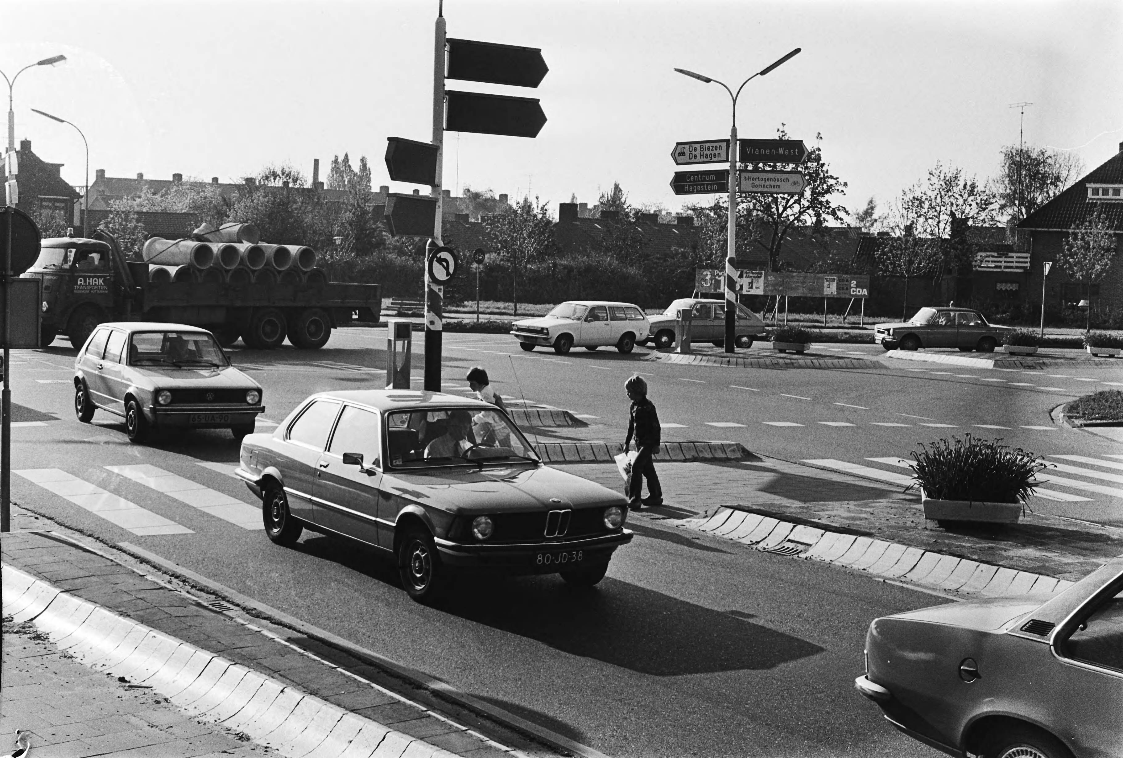 Fotocollectie Anefo — Verkeerstoestand bij Vianen; drukte in Vianen zelf — Foto: Peters, Hans / Anefo. Licentie: Set B: Rechtenvrij / Publiek Domein. Bron: Nationaal Archief. http://hdl.handle.net/10648/acb26bbe-d0b4-102d-bcf8-003048976d84