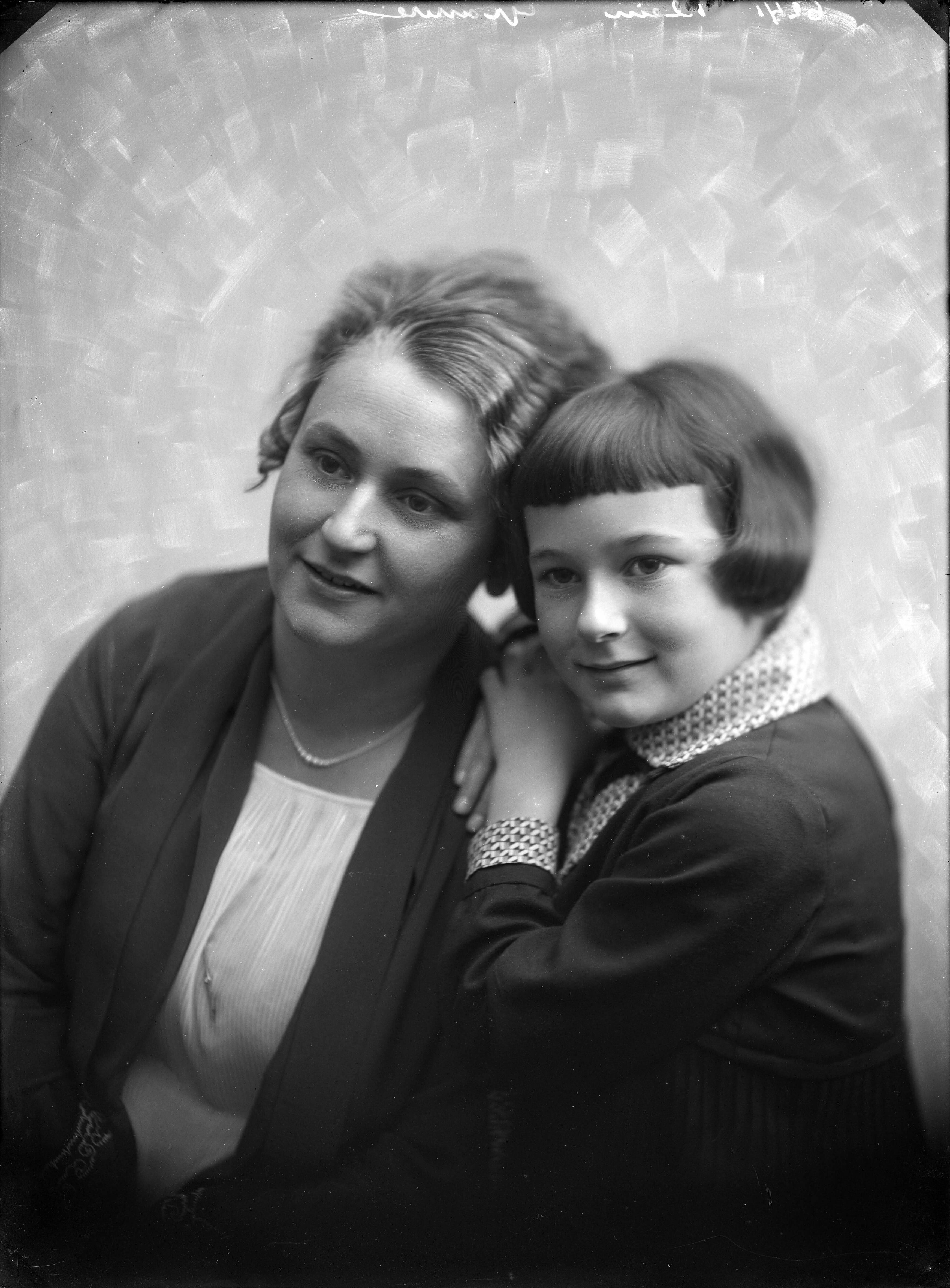 Berg, van den (BERG 050) — Studio-opnames. Moeder en dochter lieflijk met de hoofden tegen elkaar. Haarlem, Nederland. 1918-1930. 6241 Klein gravure — Foto: Berg, Th.C.J. van den / Spaarnestad Photo (05887). Licentie: Set B: Rechtenvrij / Publiek Domein. Bron: Nationaal Archief. http://hdl.handle.net/10648/35429da7-c7f8-a382-e063-6df0900a6686