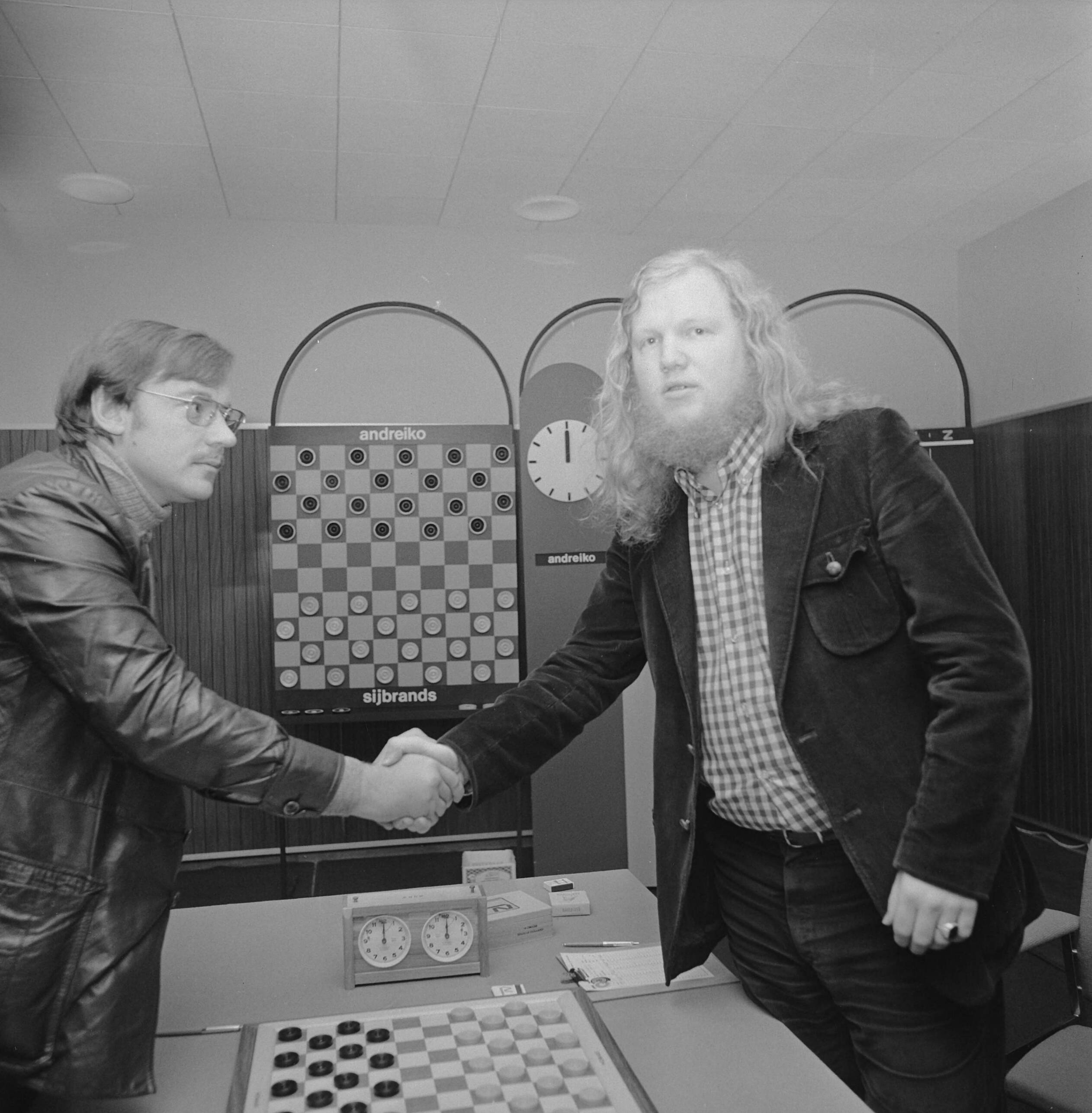 Fotocollectie Anefo — Wereldkampioenschap dammen te Den Haag , Sijbrands (rechts) geeft Andreiko hand — Foto: Mieremet, Rob / Anefo. Licentie: Set B: Rechtenvrij / Publiek Domein. Bron: Nationaal Archief. http://hdl.handle.net/10648/ac399482-d0b4-102d-bcf8-003048976d84