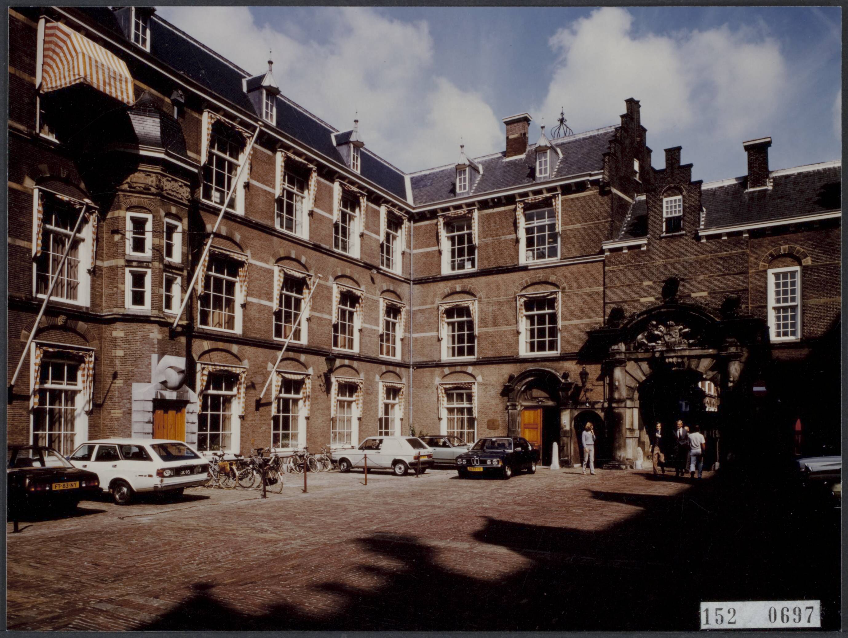Fotocollectie Rijksvoorlichtingsdienst Eigen — Ministerie van Algemene Zaken aan het Binnenhof te Den Haag — Foto: Publicam / Hartemink, Piet. Licentie: Set B: Rechtenvrij / Publiek Domein. Bron: Nationaal Archief. http://hdl.handle.net/10648/af79a3ee-d0b4-102d-bcf8-003048976d84