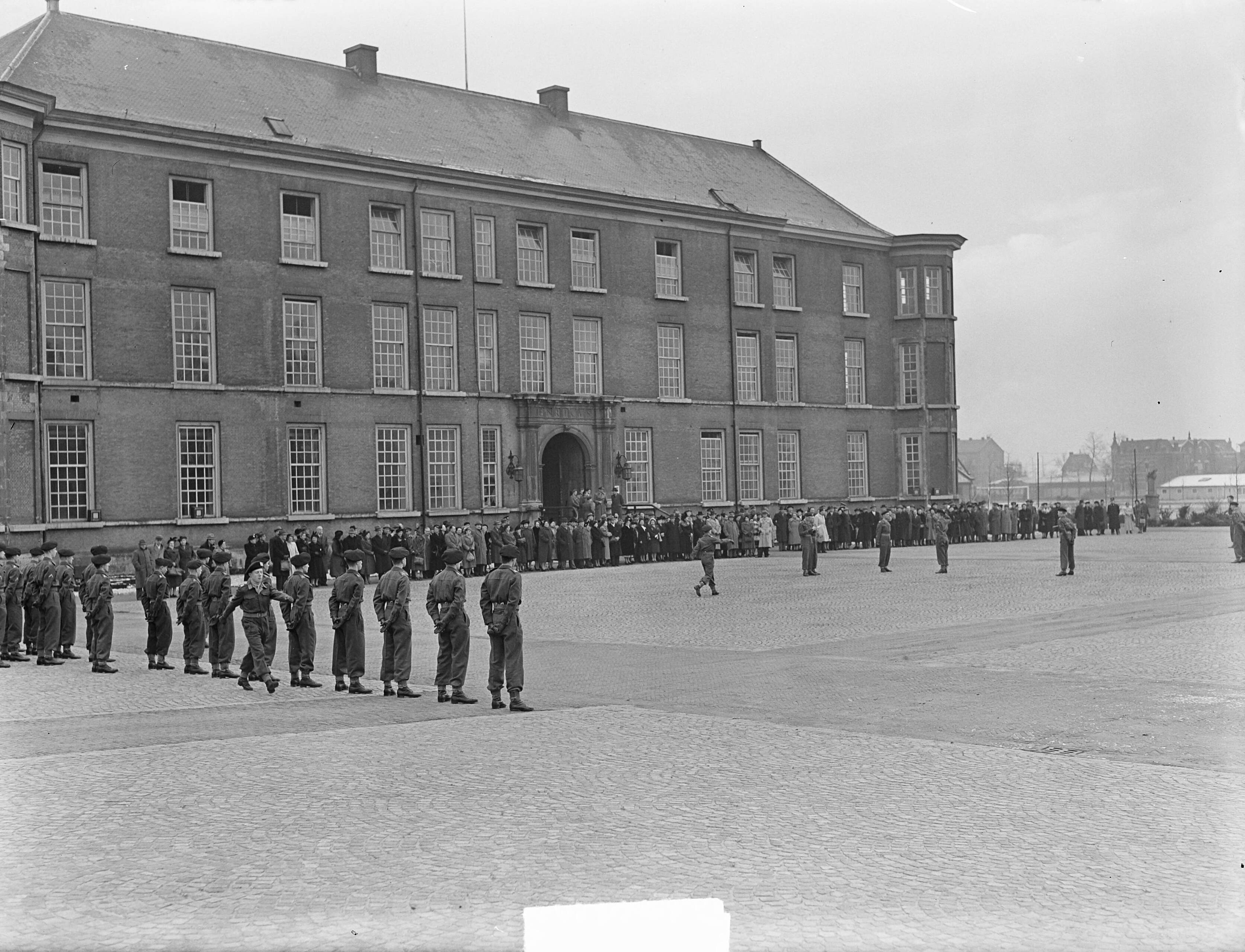KMA Breda. Nieuwe cadetten — Foto: Pot, Harry / Anefo. — Licentie: Set B: Rechtenvrij / Publiek Domein. Bron: Nationaal Archief. http://hdl.handle.net/10648/a8e30c82-d0b4-102d-bcf8-003048976d84