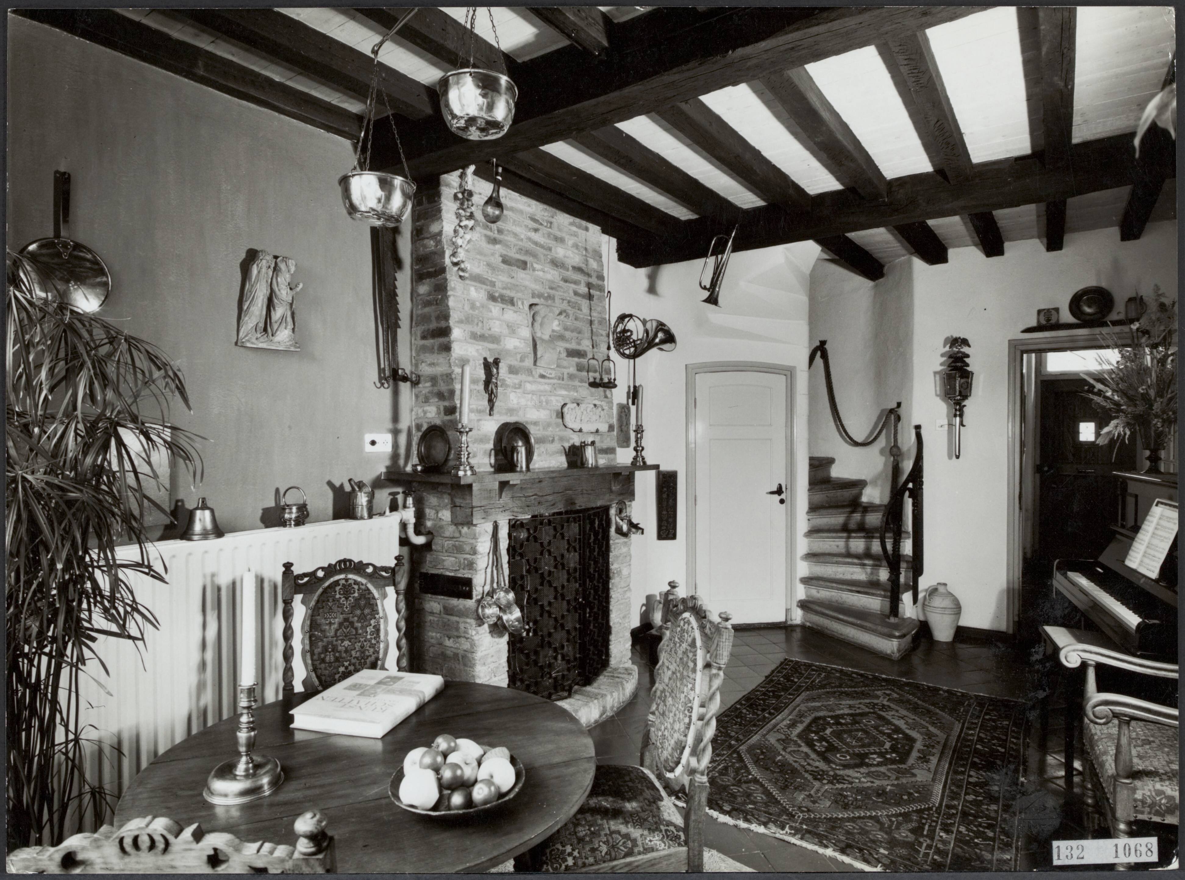 Fotocollectie Rijksvoorlichtingsdienst Eigen — Interieur van een gerestaureerd huis in de Stokstraat te Maastricht — Foto: Lahaye, Frans. Licentie: Set B: Rechtenvrij / Publiek Domein. Bron: Nationaal Archief. http://hdl.handle.net/10648/af55c6a4-d0b4-102d-bcf8-003048976d84