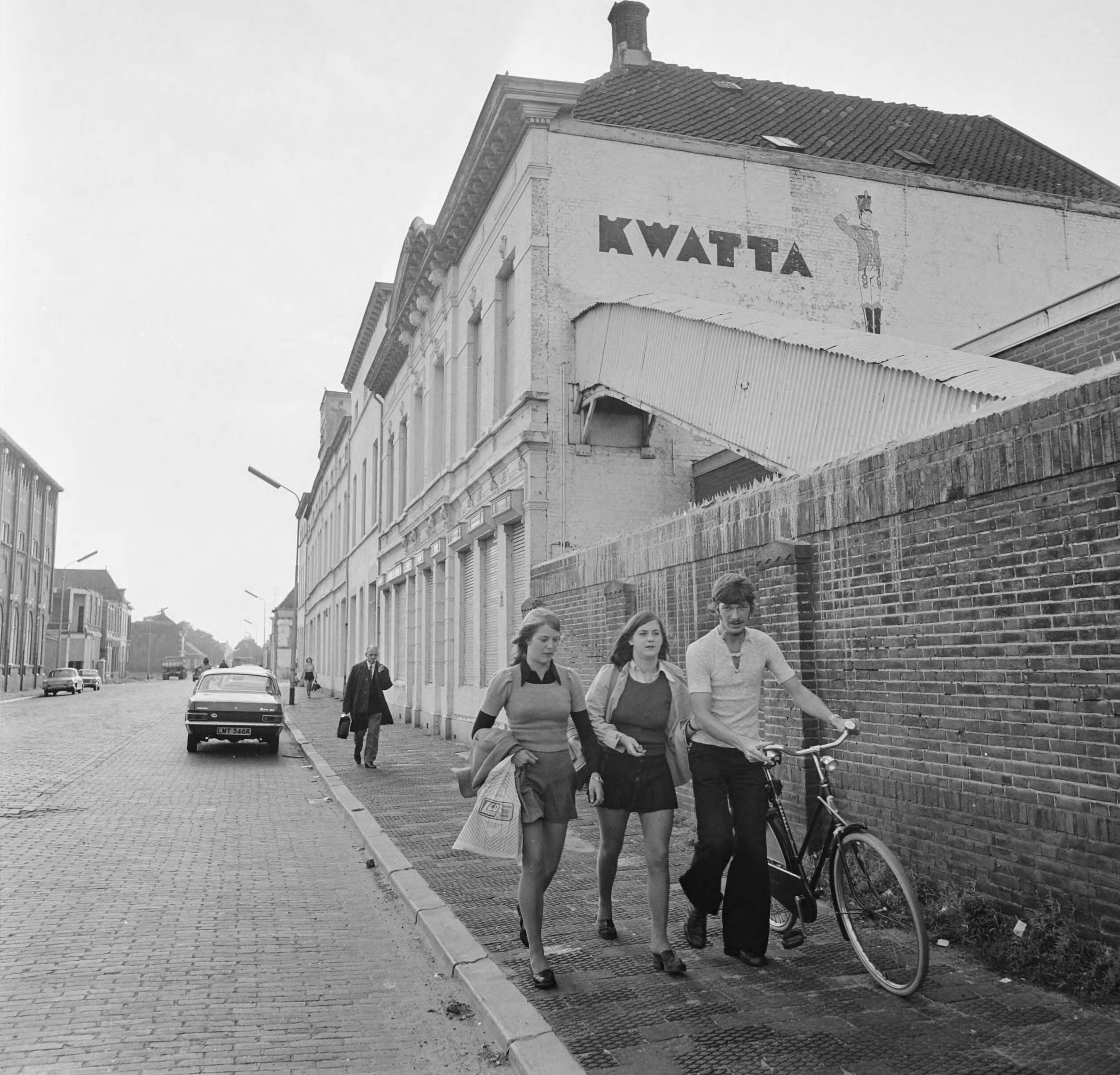 Fotocollectie Anefo — Kwatta-chocoladefabriek te Breda in moelijkheden, meisjes verlaten fabriek — Foto: Mieremet, Rob / Anefo. Licentie: Set B: Rechtenvrij / Publiek Domein. Bron: Nationaal Archief. http://hdl.handle.net/10648/ac36a376-d0b4-102d-bcf8-003048976d84