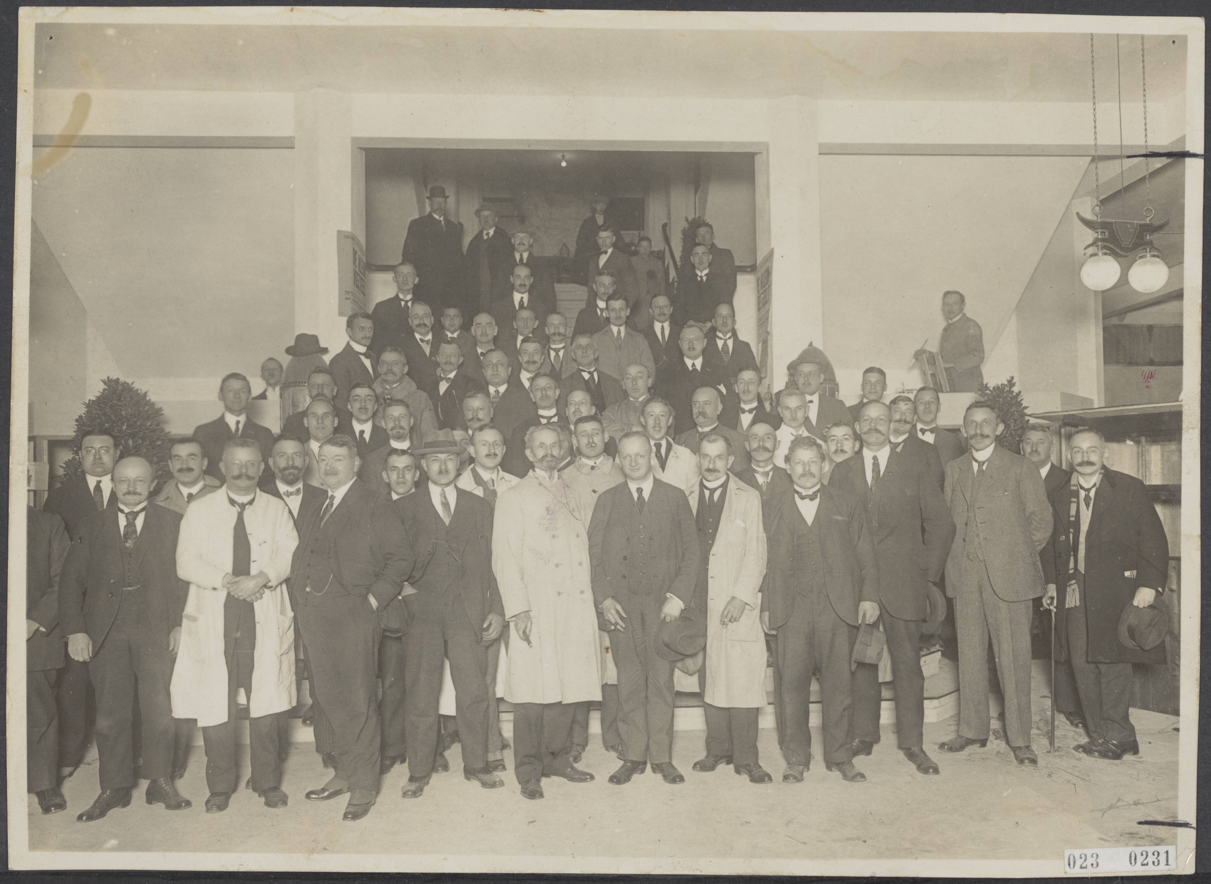 Fotocollectie Elsevier Binnenland — Bestuur, keurmeester en commissarissen van de Pluimveetentoonstelling te Utrecht — Foto: Onbekend / Publiek Domein of Rechtenvrij. Licentie: Set B: Rechtenvrij / Publiek Domein. Bron: Nationaal Archief. http://hdl.handle.net/10648/add42e6a-d0b4-102d-bcf8-003048976d84