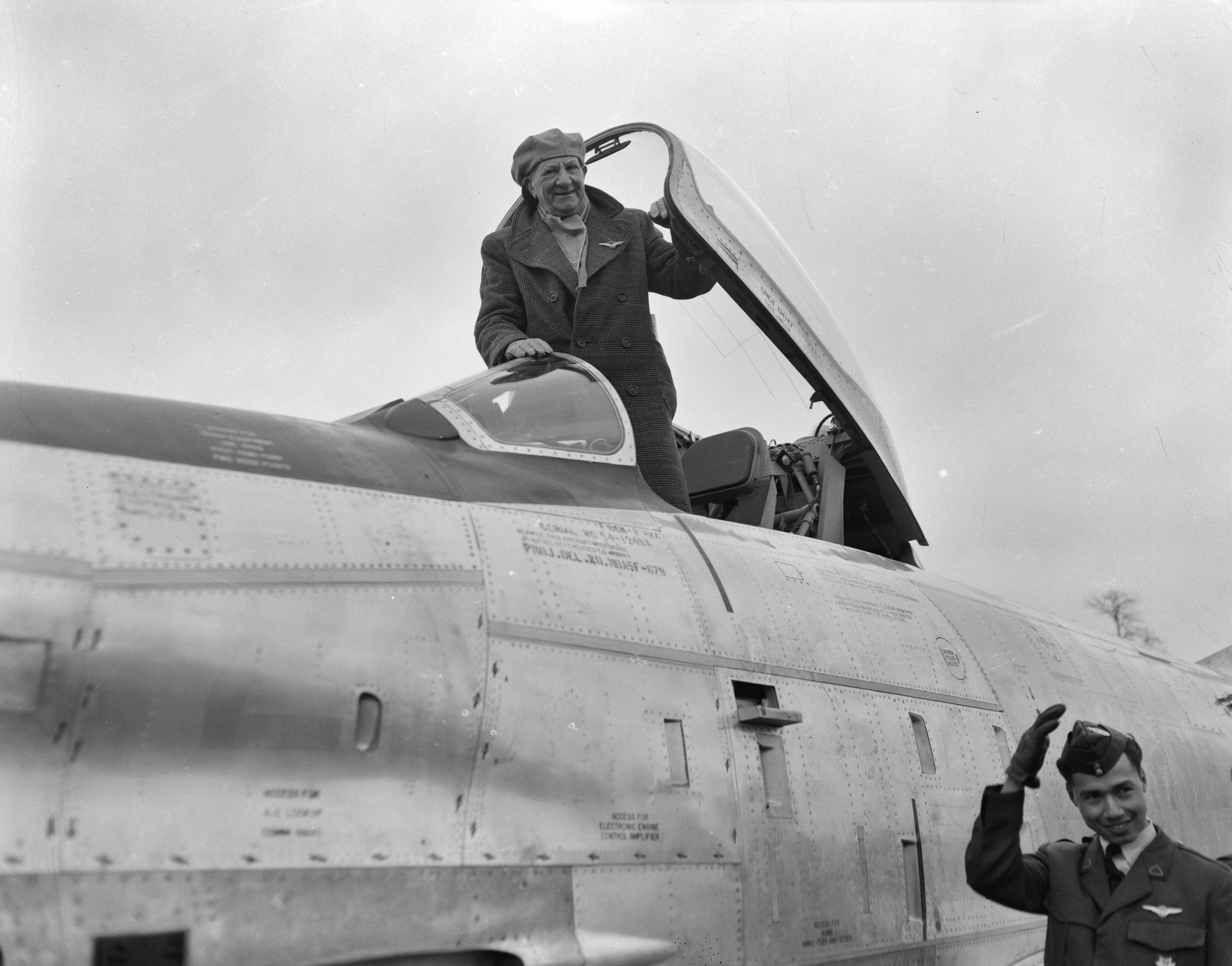 Fotocollectie Anefo — Groot militair vliegbrevet uitgereikt aan Nederlands eerste militaire vlieger, de 75-jarige Marinus van Meel. Van Meel poseert in een F-86 Sabre — Foto: Rossem, Wim van / Anefo. Licentie: Set B: Rechtenvrij / Publiek Domein. Bron: Nationaal Archief. http://hdl.handle.net/10648/a94419aa-d0b4-102d-bcf8-003048976d84