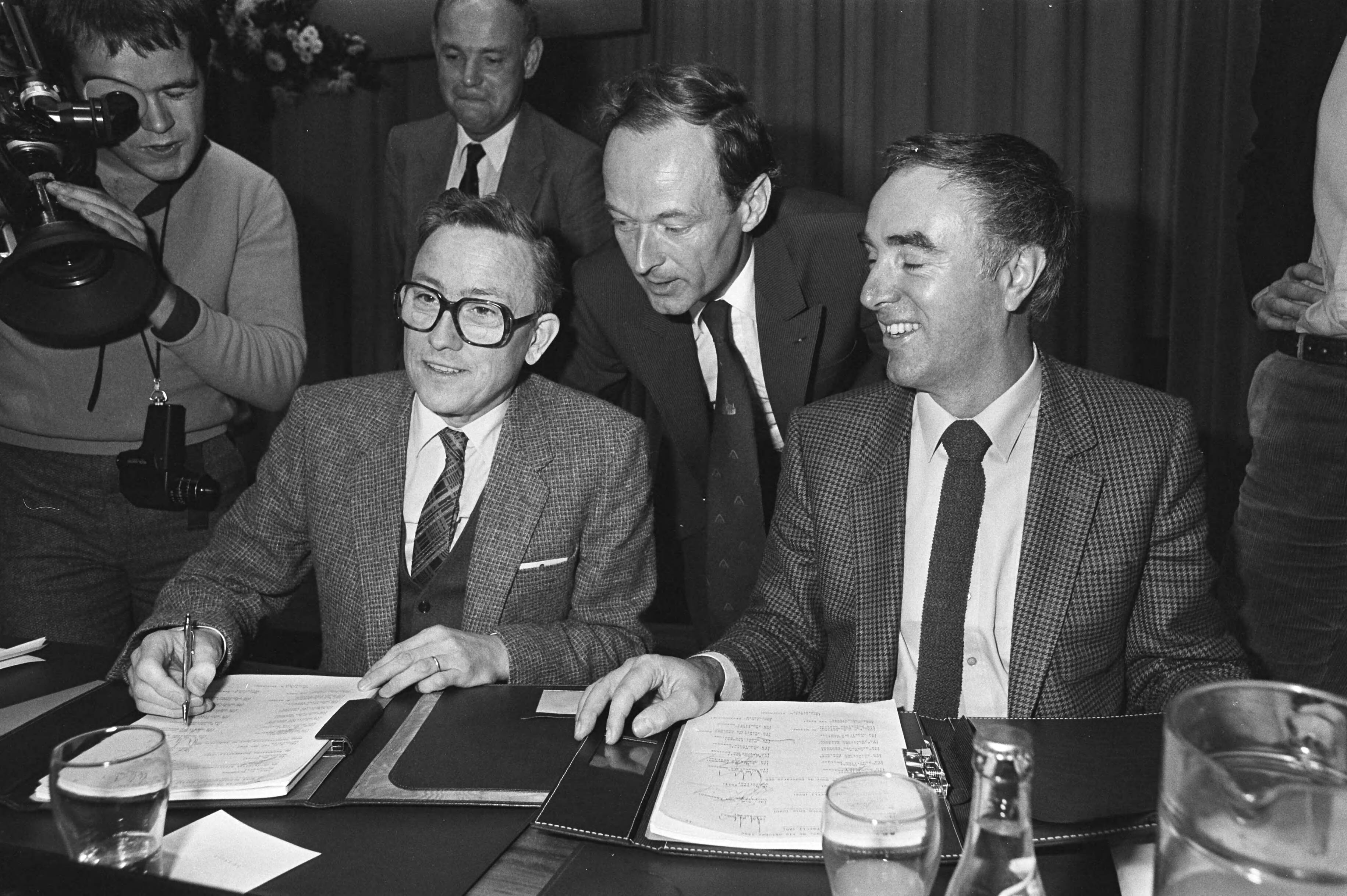 Fotocollectie Anefo — Fusie congres CDA in Den Haag , tekenen fusie-protocol staand Van Leeuwen (CHU), Van Zeil (KVP) en rechts De Boer (ARP) — Foto: Antonisse, Marcel / Anefo. Licentie: Set B: Rechtenvrij / Publiek Domein. Bron: Nationaal Archief. http://hdl.handle.net/10648/aceaa15a-d0b4-102d-bcf8-003048976d84