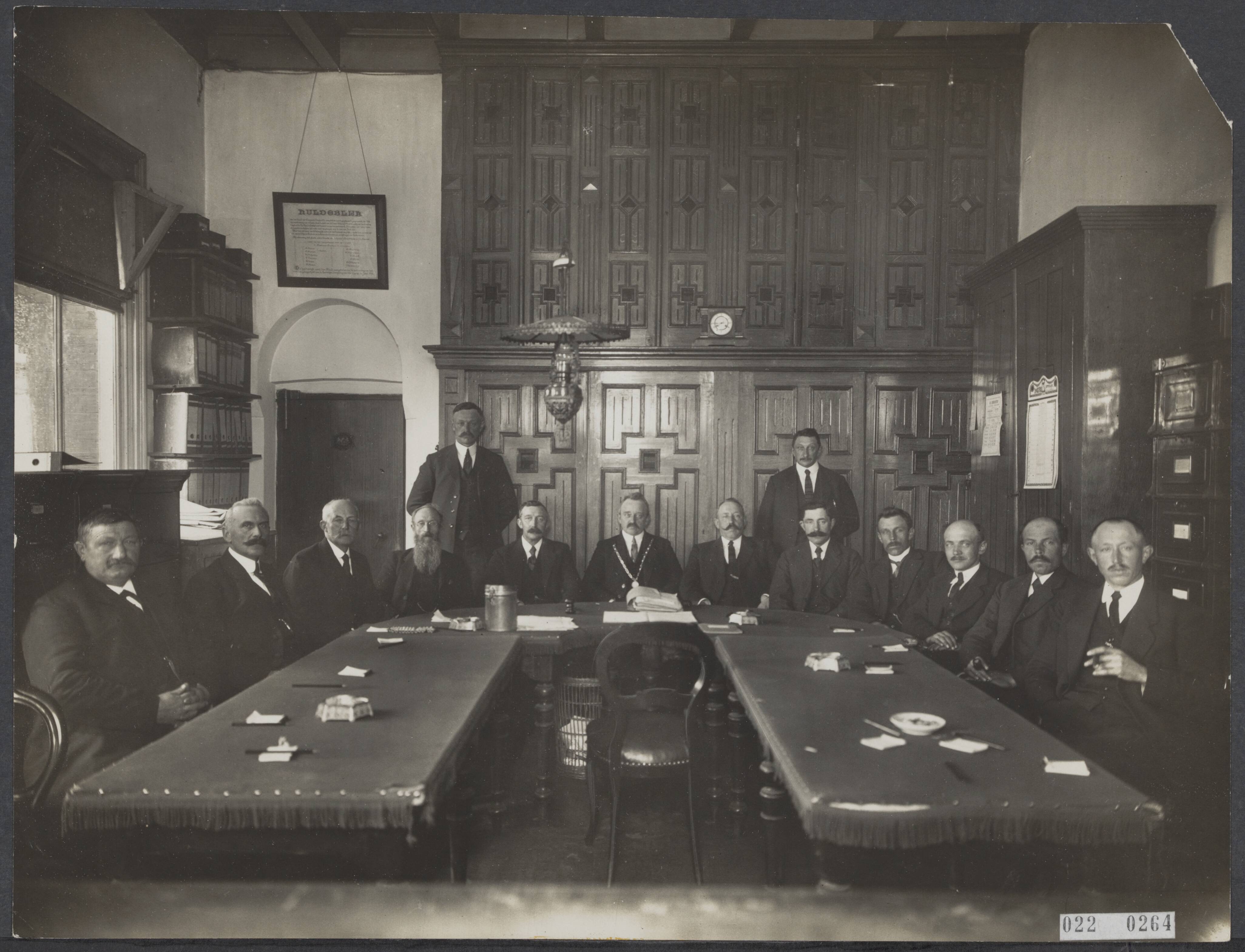Fotocollectie Elsevier Binnenland — J. Buiskool (hier samen met de gemeenteraad van Vlagtwedde) neem afscheid als burgemeester van Vlagtwedde (1919-1922) en wordt nieuwe burgemeester van Delfzijl — Foto: Fotopersbureau "Holland". Licentie: Set B: Rechtenvrij / Publiek Domein. Bron: Nationaal Archief. http://hdl.handle.net/10648/add19470-d0b4-102d-bcf8-003048976d84