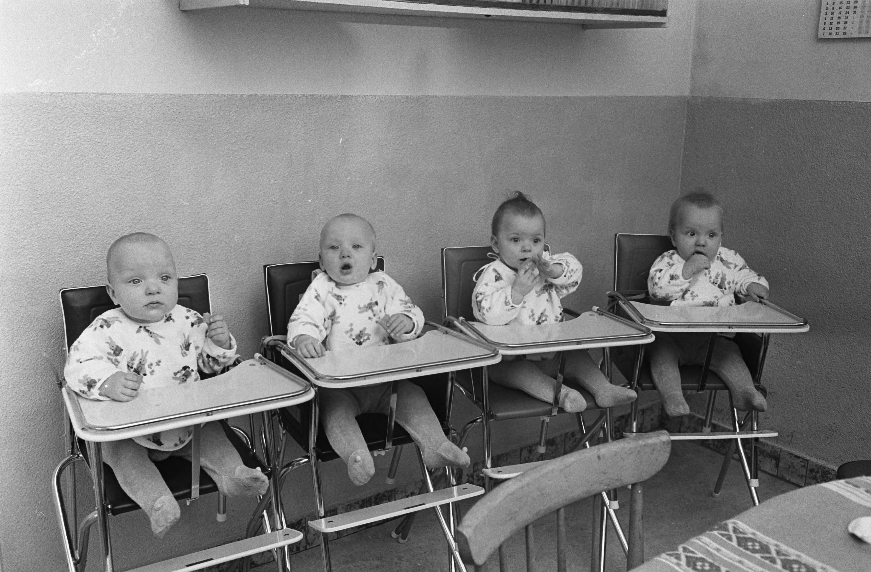 Fotocollectie Anefo — Vierling Verheul in Bodegraven één jaar oud op 5 maart. In de kinderstoel Marcel, Peter, Yvonne en Rienke — Foto: Koch, Eric / Anefo. Licentie: Set B: Rechtenvrij / Publiek Domein. Bron: Nationaal Archief. http://hdl.handle.net/10648/ab8f7d3a-d0b4-102d-bcf8-003048976d84