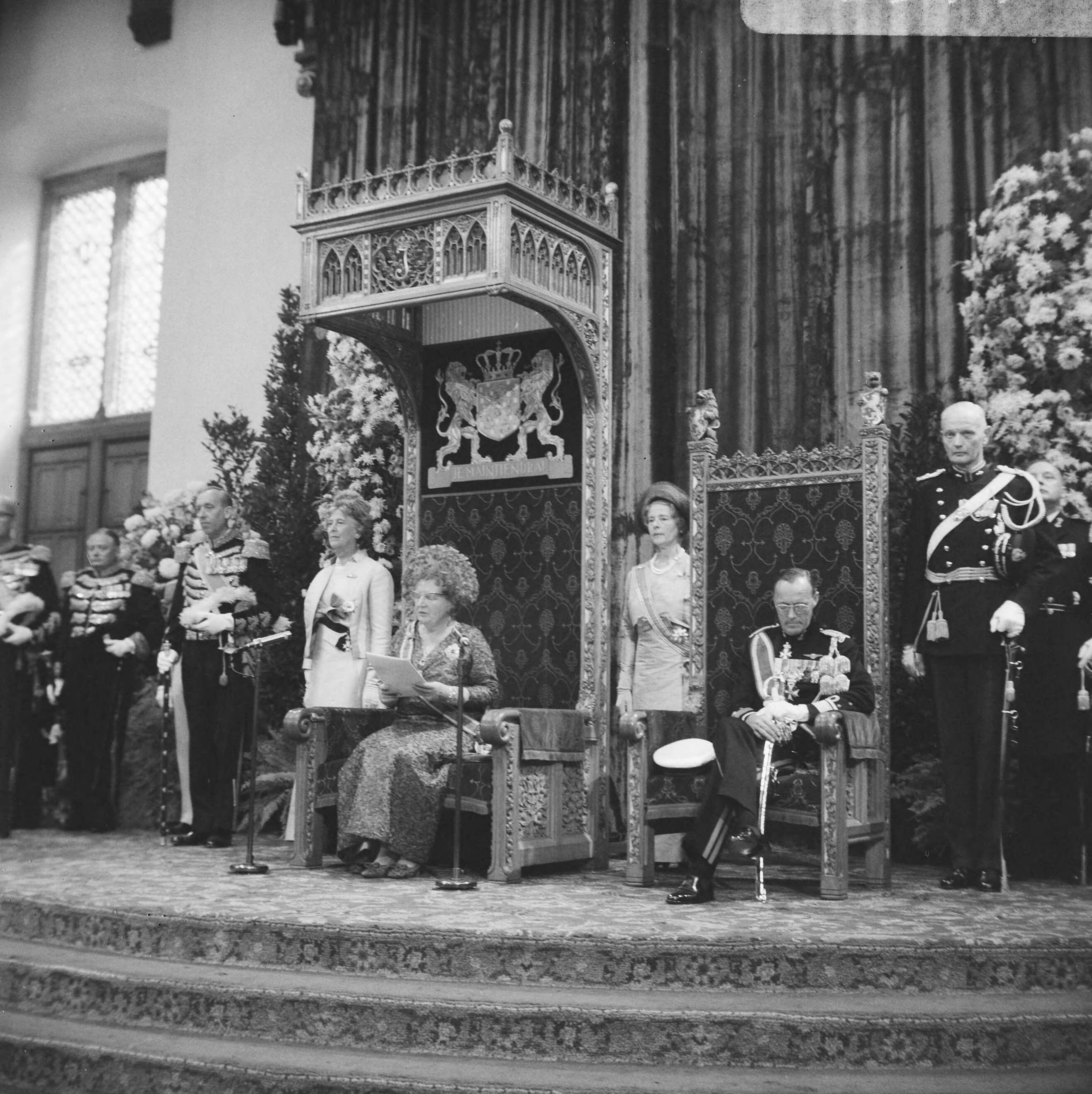 Prinsjesdag 1966 in Den Haag — Koningin Juliana en prins Bernhard tijdens het uitspreken van de troonrede in de Ridderzaal — Foto: Kroon, Ron / Anefo. Licentie: Set B: Rechtenvrij / Publiek Domein. Bron: Nationaal Archief. http://hdl.handle.net/10648/aafd2fb6-d0b4-102d-bcf8-003048976d84