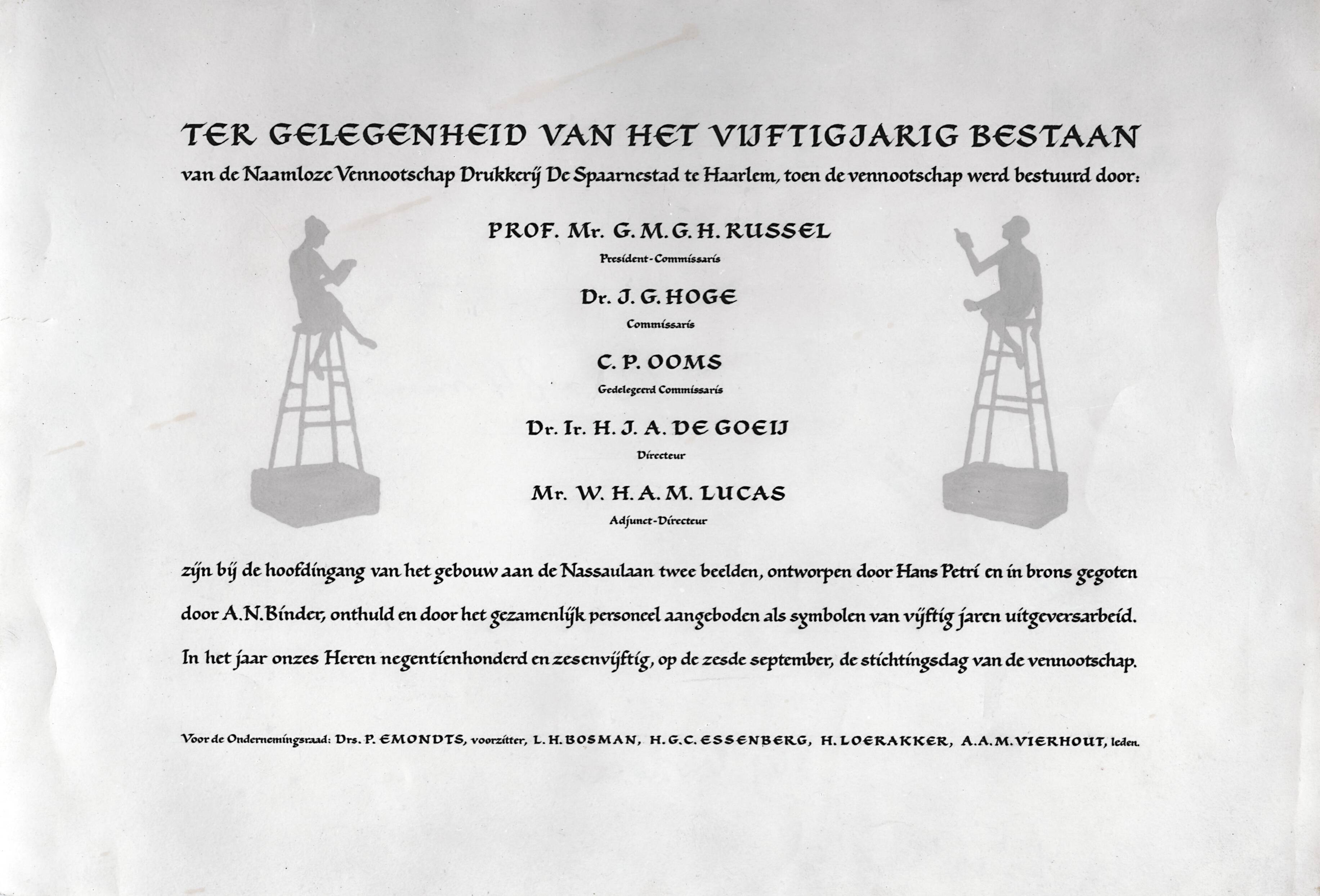 Collectie nader te bepalen — Oorkonde van de ondernemingsraad van N.V. Drukkerij De Spaarnestad, behorend bij de onthulling van twee beeldhouwwerken, ontworpen door Hans Petri (1919-1996) en in brons gegoten door A.N. Binder bij de hoofdingang van het gebouw aan de Nassaulaan, een geschenk aan het bestuur van het gezamenlijke personeel t.g.v. het 50-jarig bestaan — Foto: Fotograaf Onbekend / Fotobureau onbekend / Spaarnestad Photo (05887). Licentie: Set B: Rechtenvrij / Publiek Domein. Bron: Nationaal Archief. http://hdl.handle.net/10648/35429da6-3a84-a382-e063-6df0900a6686