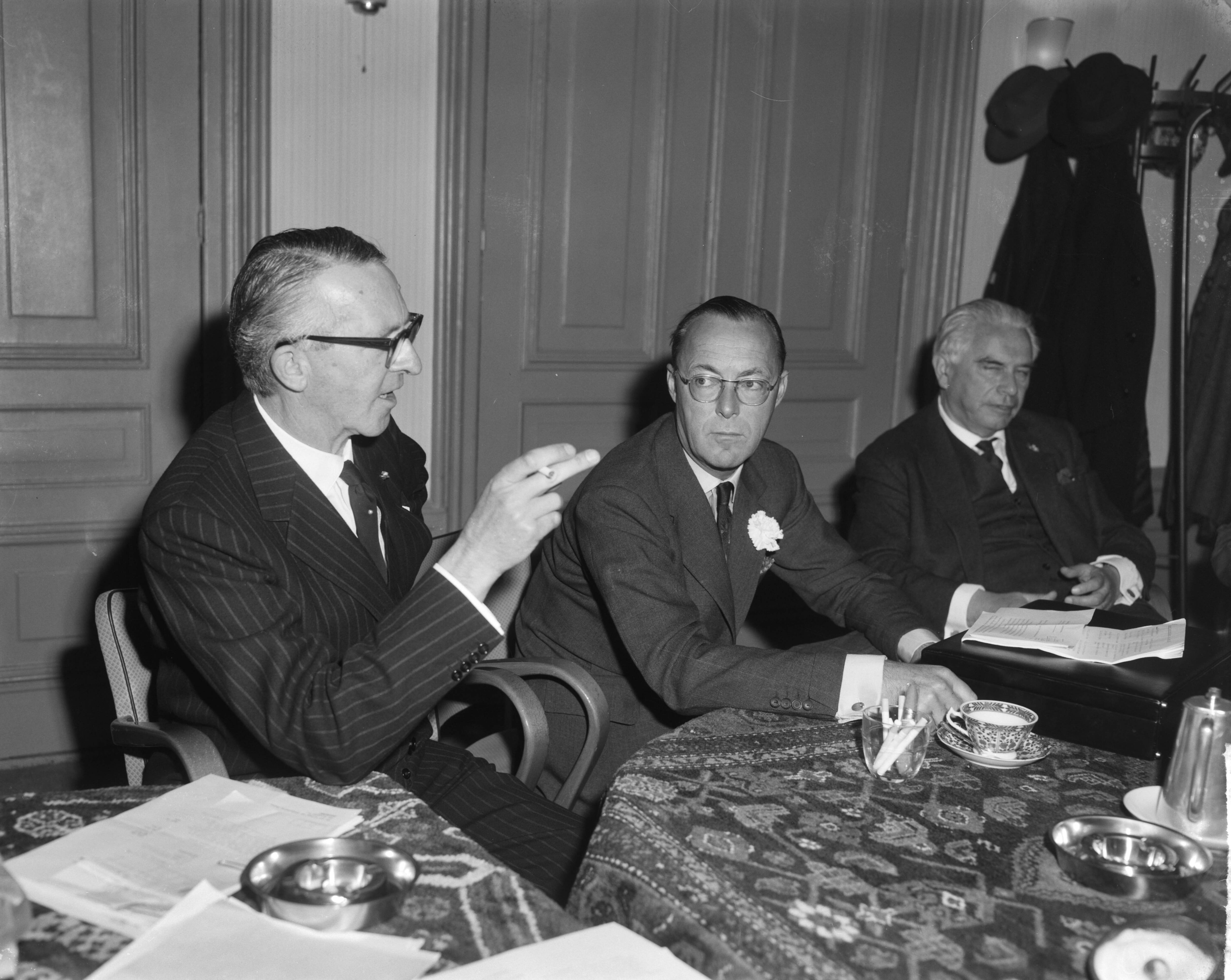 Fotocollectie Anefo — Congres Randgebieden in Leeuwarden begonnen. Vlnr. Commissaris der Koningin Linthorst Homan, prins Bernhard en oud-minister Gelissen — Foto: Bilsen, Joop van / Anefo. Licentie: Set B: Rechtenvrij / Publiek Domein. Bron: Nationaal Archief. http://hdl.handle.net/10648/aa3798c8-d0b4-102d-bcf8-003048976d84