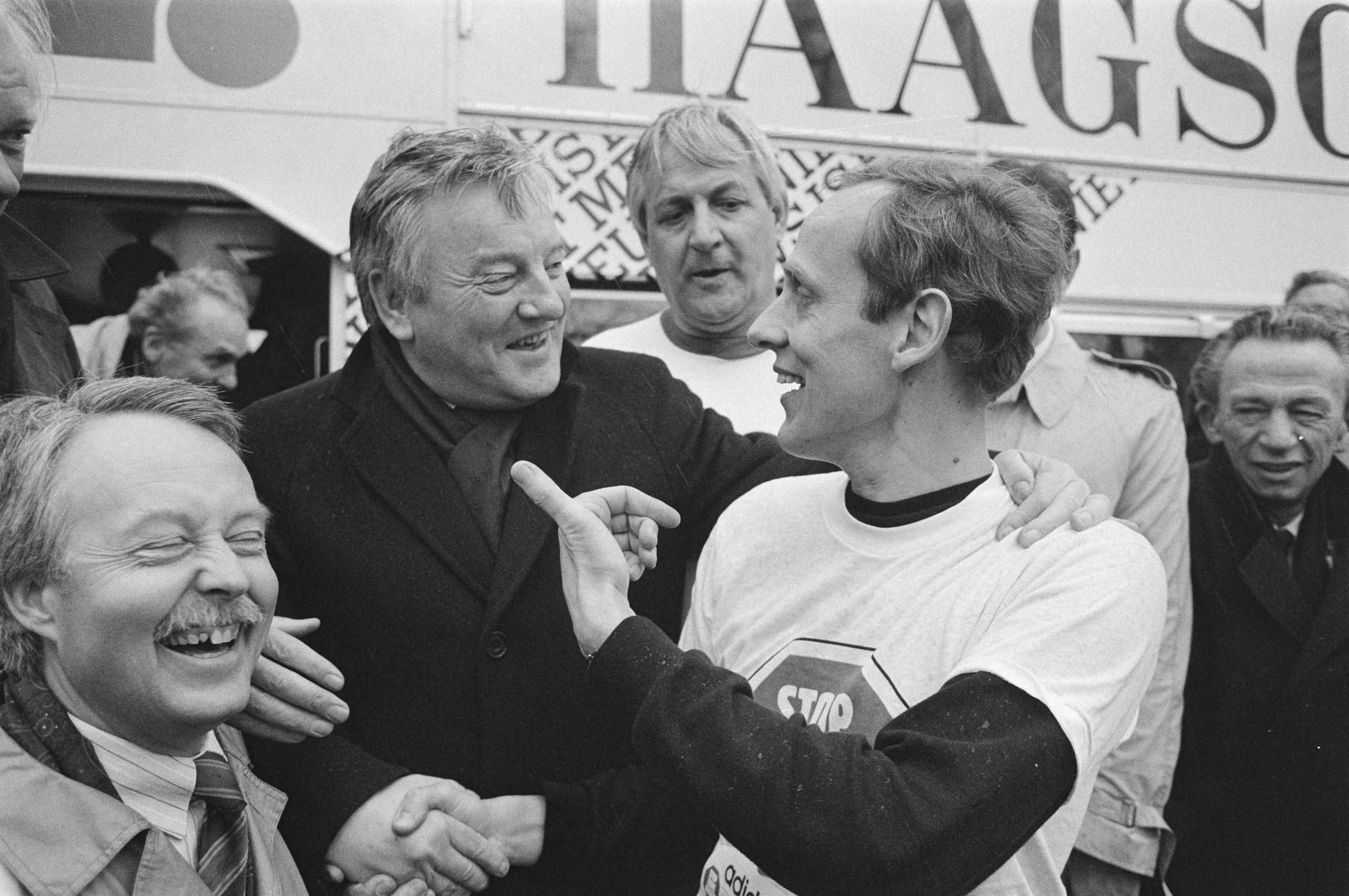 Fotocollectie Anefo — Minister Winsemius loopt mee in halve marathon in Den Haag (shirt tegen zure regen) — Foto: Croes, Rob C. / Anefo. Licentie: Set B: Rechtenvrij / Publiek Domein. Bron: Nationaal Archief. http://hdl.handle.net/10648/ad44d6c0-d0b4-102d-bcf8-003048976d84