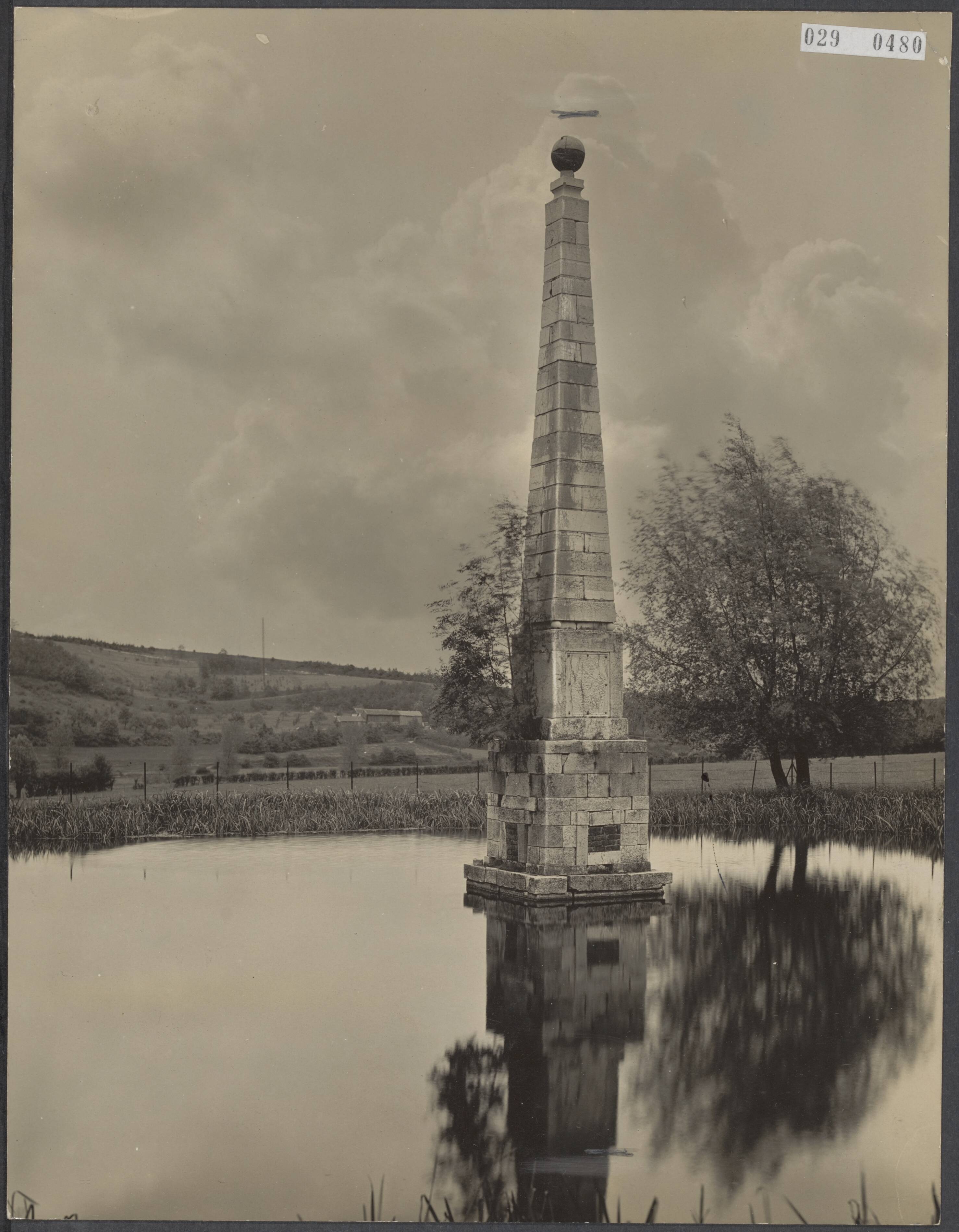 Fotocollectie Elsevier Binnenland — Napoleon zuil te Vaals — Foto: Onbekend / Publiek Domein of Rechtenvrij. Licentie: Set B: Rechtenvrij / Publiek Domein. Bron: Nationaal Archief. http://hdl.handle.net/10648/ade20ab2-d0b4-102d-bcf8-003048976d84