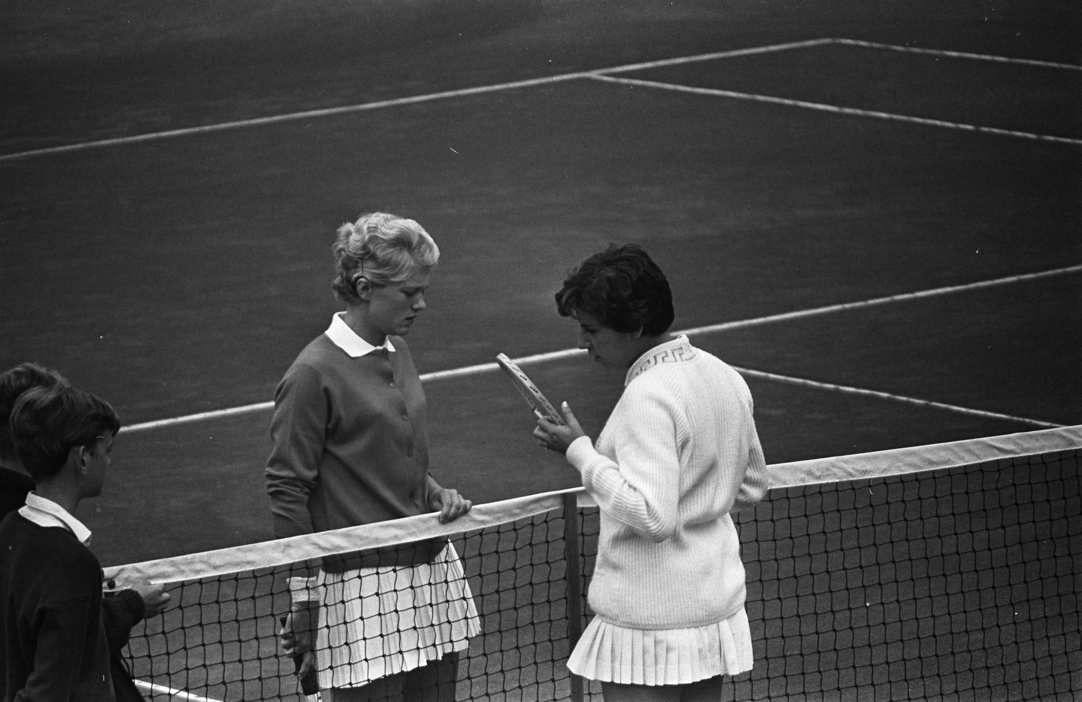 Fotocollectie Anefo — Tennis te Hilversum. Kwartfinalewedstrijd tussen Robyn Ebbern (achter het net) en Maria Bueno — Foto: Gelderen, Hugo van / Anefo. Licentie: Set B: Rechtenvrij / Publiek Domein. Bron: Nationaal Archief. http://hdl.handle.net/10648/aa71f32e-d0b4-102d-bcf8-003048976d84