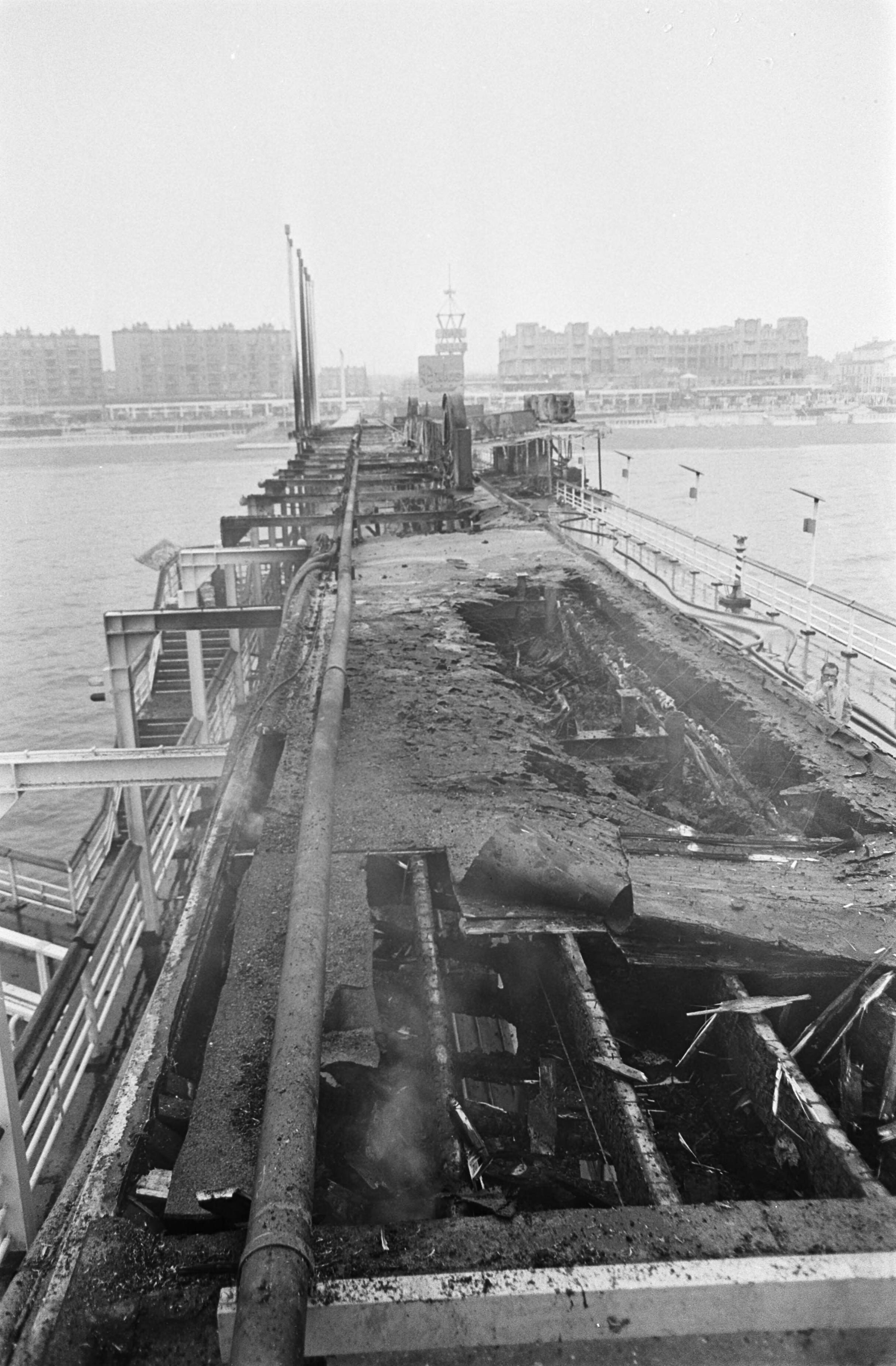 Fotocollectie Anefo — Brand op pier van Scheveningen. Enorme ravage op pier, achtergrond Scheveningen — Foto: Nijs, Jac. de / Anefo. Licentie: Set B: Rechtenvrij / Publiek Domein. Bron: Nationaal Archief. http://hdl.handle.net/10648/ab3ddd54-d0b4-102d-bcf8-003048976d84