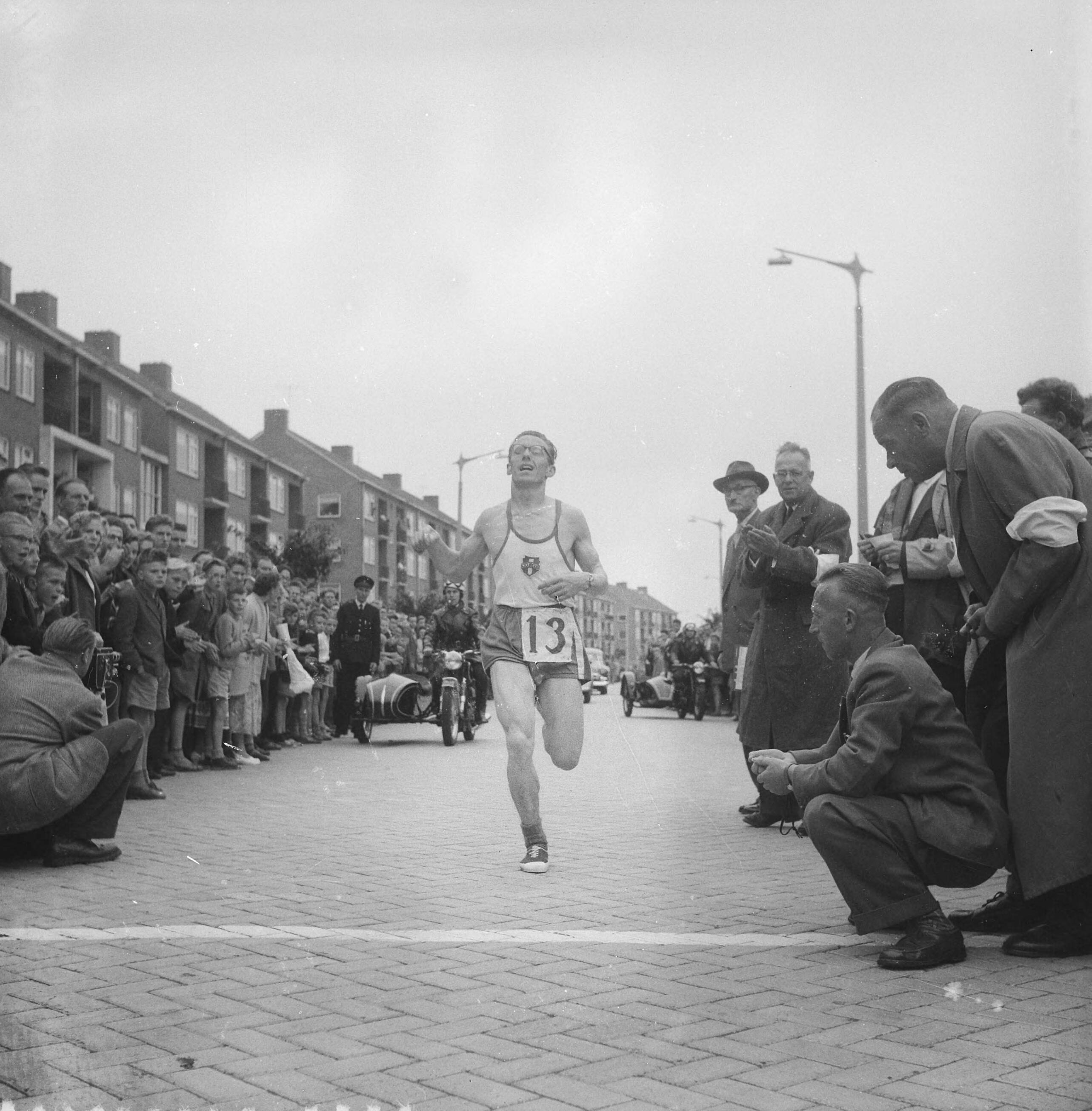 Fotocollectie Anefo — Internationale marathon in Zaandam. Piet Bleeker kwam als 2e over de finish en werd daarmee Nederlands kampioen — Foto: Lindeboom, Henk / Anefo. Licentie: Set B: Rechtenvrij / Publiek Domein. Bron: Nationaal Archief. http://hdl.handle.net/10648/a97fd65c-d0b4-102d-bcf8-003048976d84