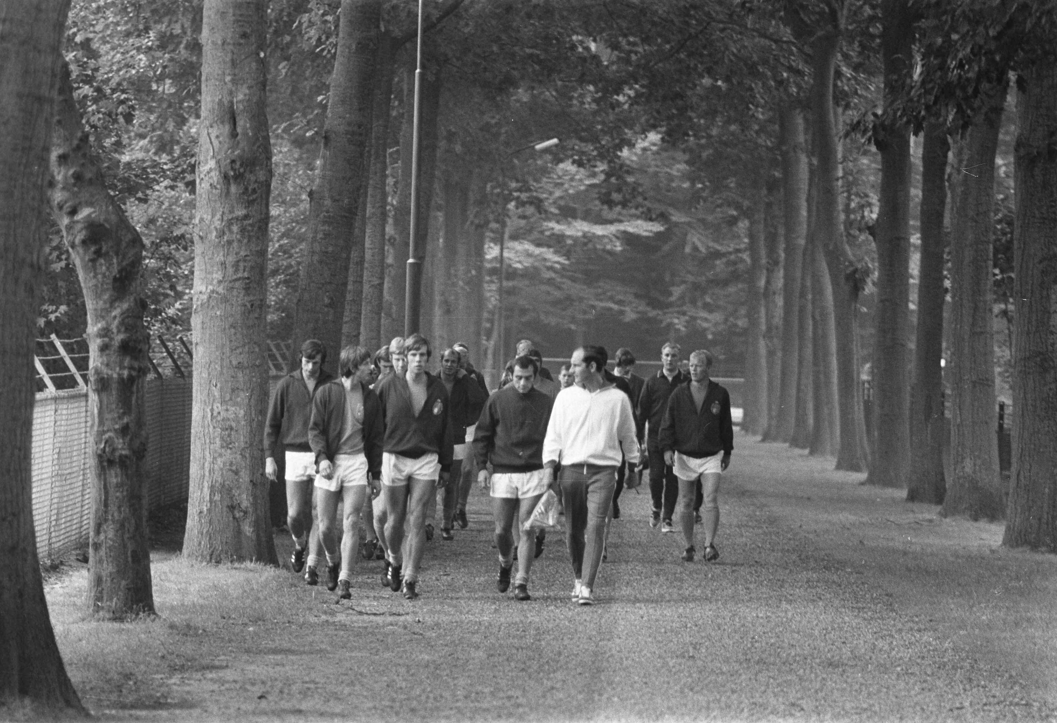 Fotocollectie Anefo — Training Nederlands elftal selectie voor wedstrijd tegen Polen, in Zeist — Foto: Koch, Eric / Anefo. Licentie: Set B: Rechtenvrij / Publiek Domein. Bron: Nationaal Archief. http://hdl.handle.net/10648/ab76c6aa-d0b4-102d-bcf8-003048976d84