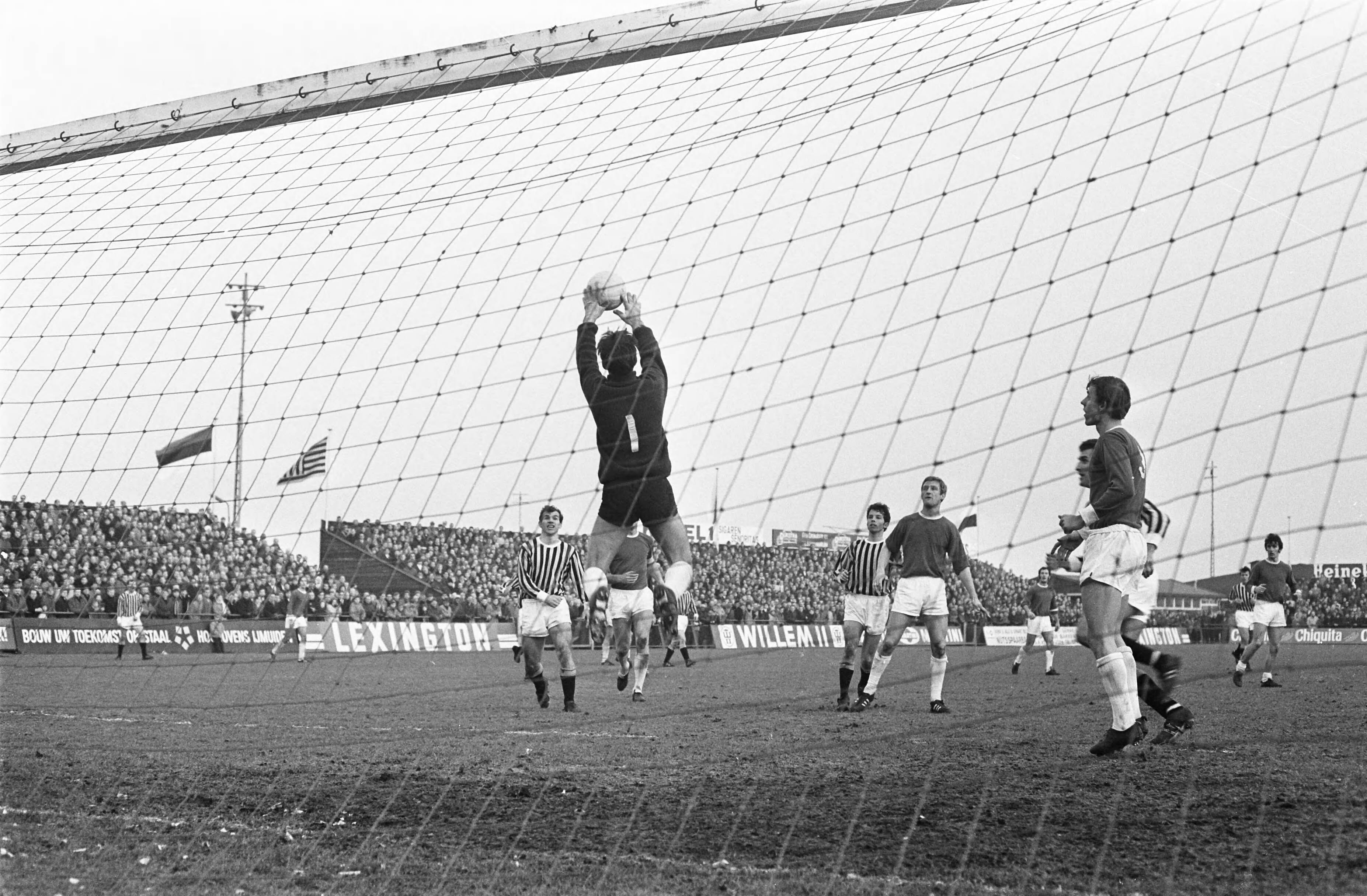 Fotocollectie Anefo — RCH tegen Vitesse 1-0. Spelmoment voor het doel van RCH — Foto: Verhoeff, Bert / Anefo. Licentie: Set B: Rechtenvrij / Publiek Domein. Bron: Nationaal Archief. http://hdl.handle.net/10648/ab5a1be0-d0b4-102d-bcf8-003048976d84