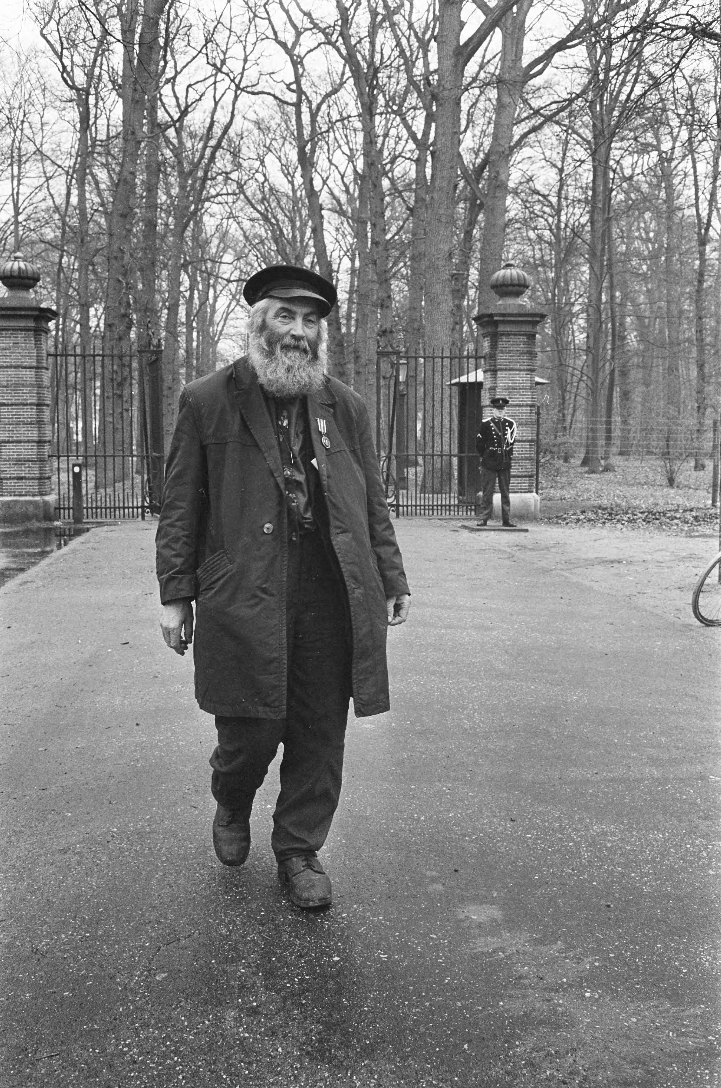 Fotocollectie Anefo — De bekende Rotterdamse clochard M.N.J. BOUWMEESTER, oud 61 jaar, is te voet uit Maastricht naar LAGE VUURSE gekomen om ter plaatse te zijn als de Prinselijke baby geboren gaat worden. — Foto: Koch, Eric / Anefo. Licentie: Set B: Rechtenvrij / Publiek Domein. Bron: Nationaal Archief. http://hdl.handle.net/10648/ab151a7c-d0b4-102d-bcf8-003048976d84