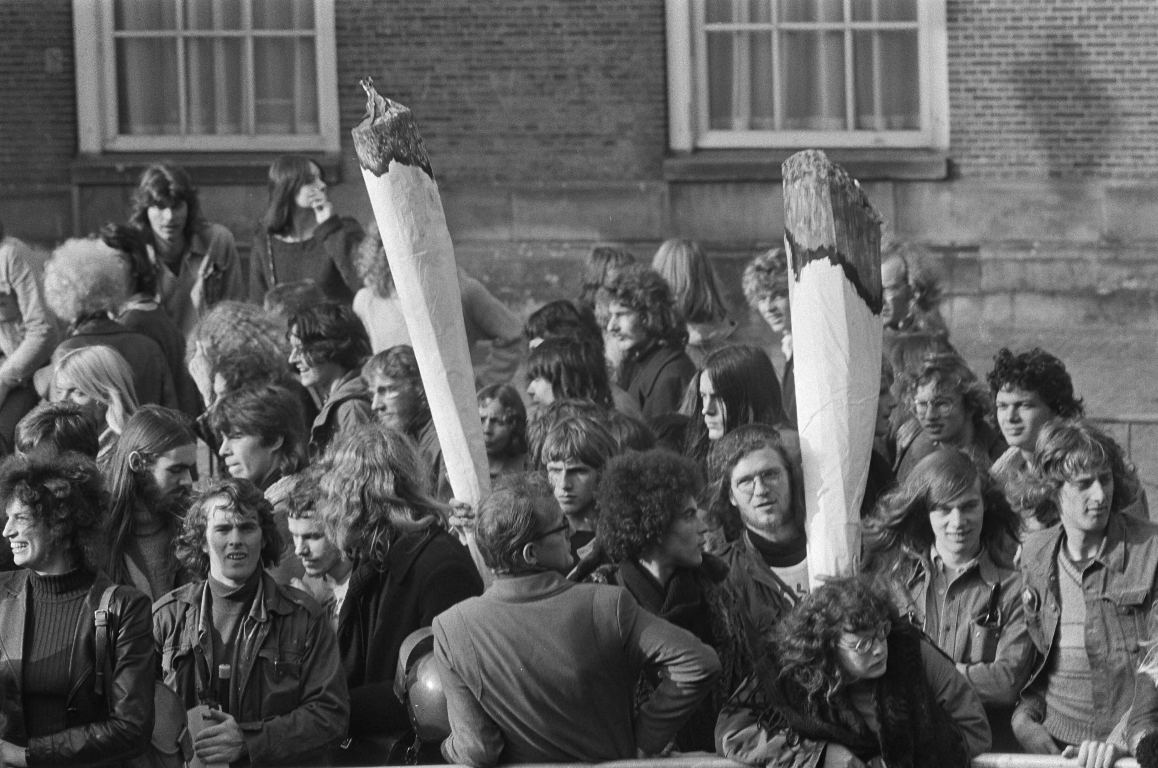 Fotocollectie Anefo — Demonstratie voor hasj-legalisering, Den Haag ; levensgrote "stickies" en borden — Foto: Croes, Rob C. / Anefo. Licentie: Set B: Rechtenvrij / Publiek Domein. Bron: Nationaal Archief. http://hdl.handle.net/10648/ac76008e-d0b4-102d-bcf8-003048976d84