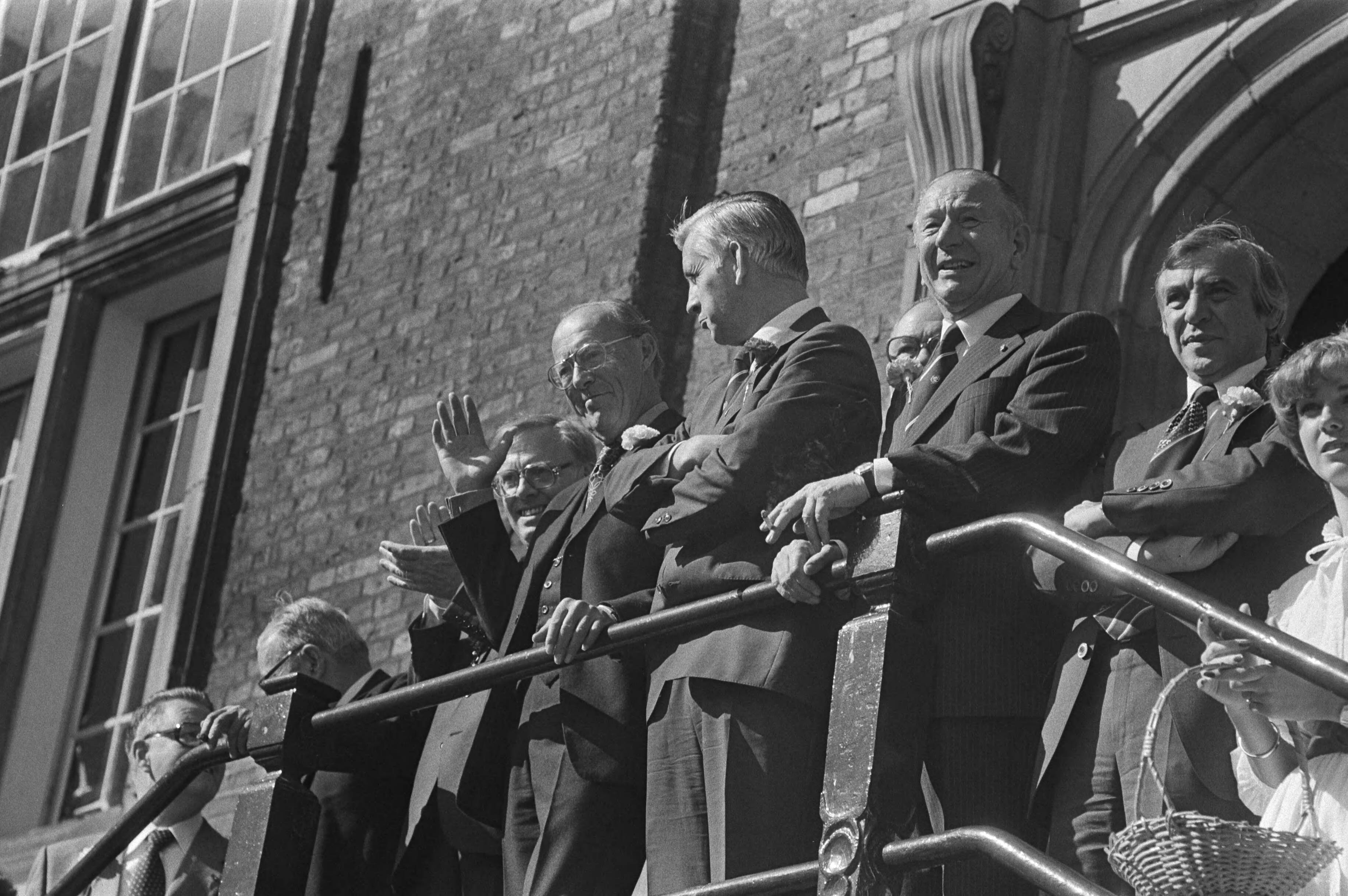 Het 100 jarig jubileum van voetbalclub HFC in Haarlem wordt opgeluisterd door de aanwezigheid van prins Bernhard — Prins Bernhard onder de aanwezigen op het bordes — Foto: Bogaerts, Rob / Anefo. Licentie: Set B: Rechtenvrij / Publiek Domein. Bron: Nationaal Archief. http://hdl.handle.net/10648/acd0fe9e-d0b4-102d-bcf8-003048976d84