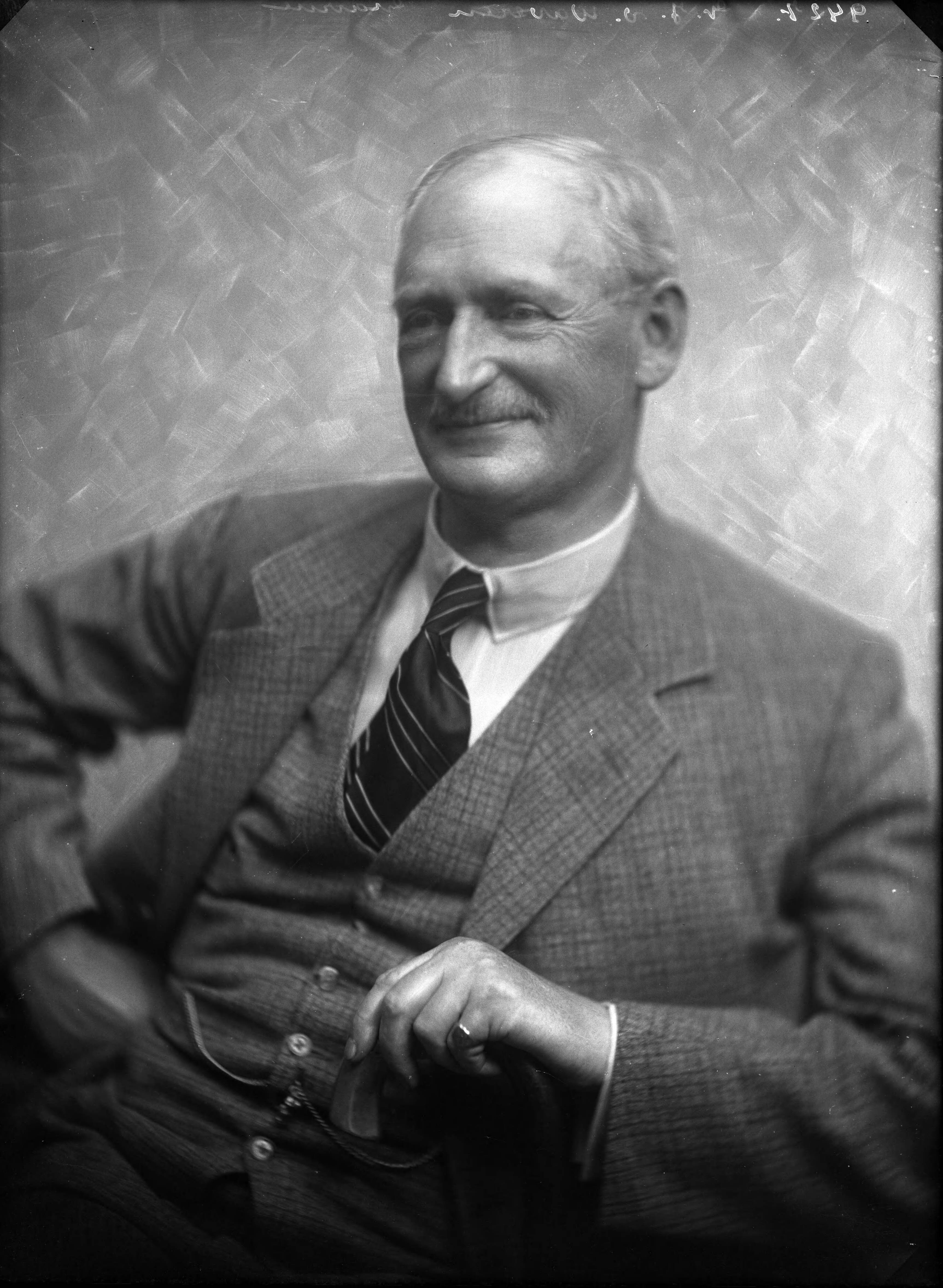 Portretten — Studio-opnames. Portret van een kale lachende middelbare man in driedelig pak. Haarlem, Nederland. 1918-1930. 9427 G.J. v. Waveren gravure — Foto: Berg, Th.C.J. van den / Spaarnestad Photo (05887). Licentie: Set B: Rechtenvrij / Publiek Domein. Bron: Nationaal Archief. http://hdl.handle.net/10648/35429da7-c76c-a382-e063-6df0900a6686