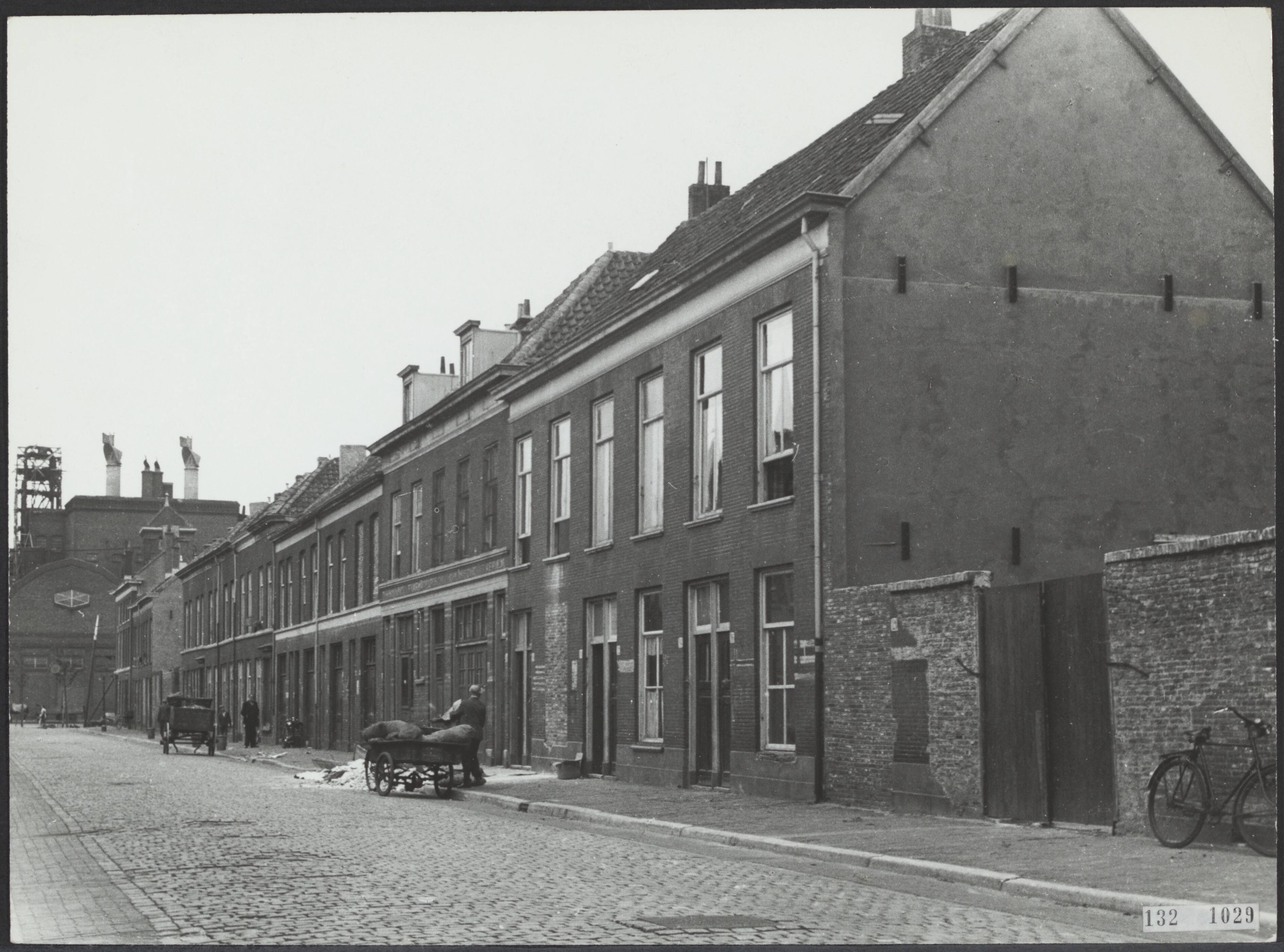 Fotocollectie Rijksvoorlichtingsdienst Eigen — Zorgvlietstraat 's-Gravenhage — Foto: Fotodienst Gemeente Den Haag. Licentie: Set B: Rechtenvrij / Publiek Domein. Bron: Nationaal Archief. http://hdl.handle.net/10648/af55a8e0-d0b4-102d-bcf8-003048976d84