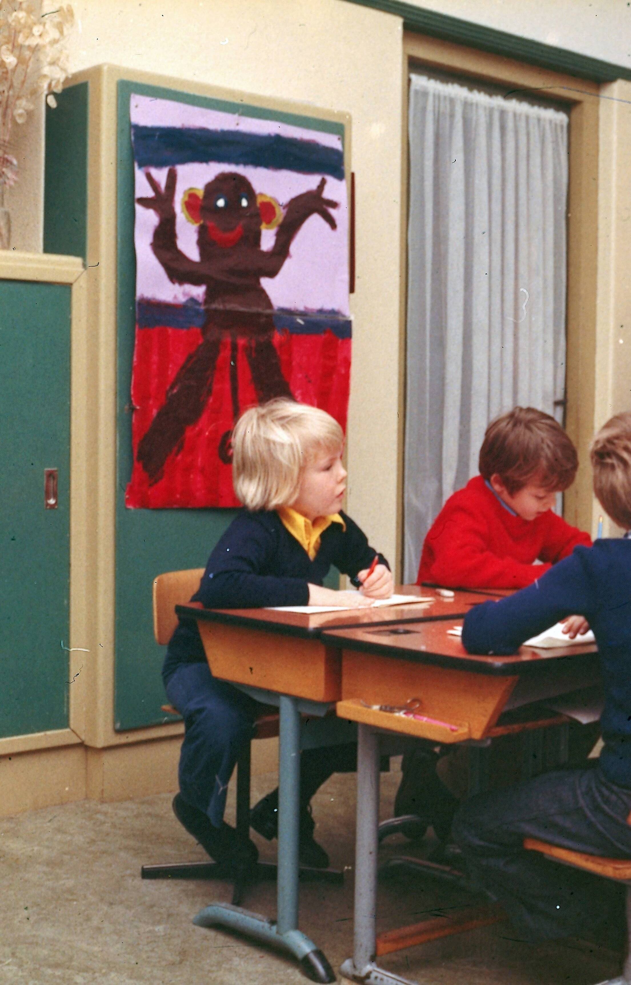 Fotocollectie RVD / Koninklijk Huis — Prins Willem-Alexander op de "Nieuwe Baarnse School" te Baarn tijdens de les — Foto: Claus, prins / RVD. Licentie: Set B: Rechtenvrij / Publiek Domein. Bron: Nationaal Archief. http://hdl.handle.net/10648/afb9a034-d0b4-102d-bcf8-003048976d84