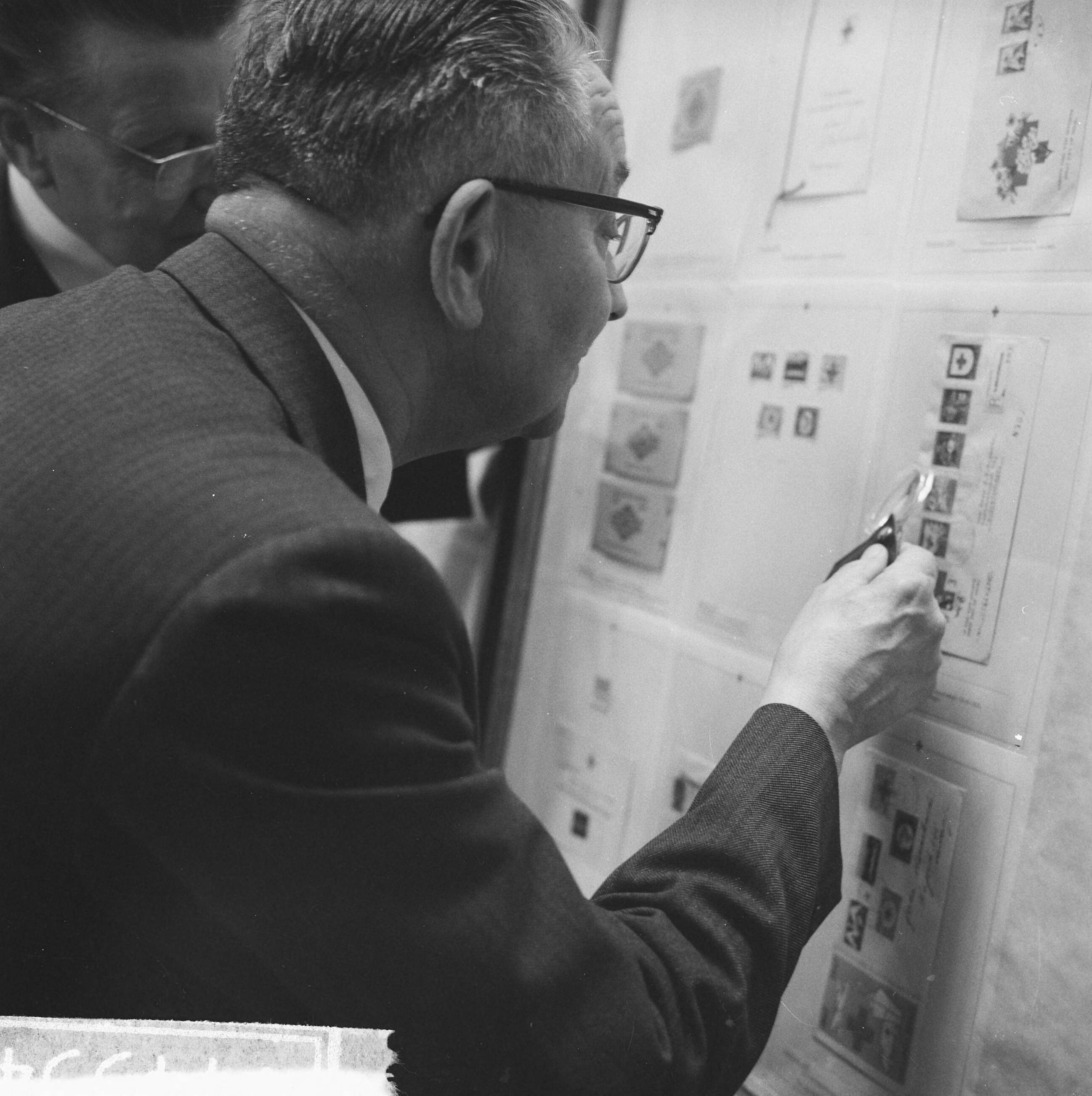 Fotocollectie Anefo — Benelux postzegel tentoonstelling in Den Haag — Foto: Koch, Eric / Anefo. Licentie: Set B: Rechtenvrij / Publiek Domein. Bron: Nationaal Archief. http://hdl.handle.net/10648/aa1c4af0-d0b4-102d-bcf8-003048976d84