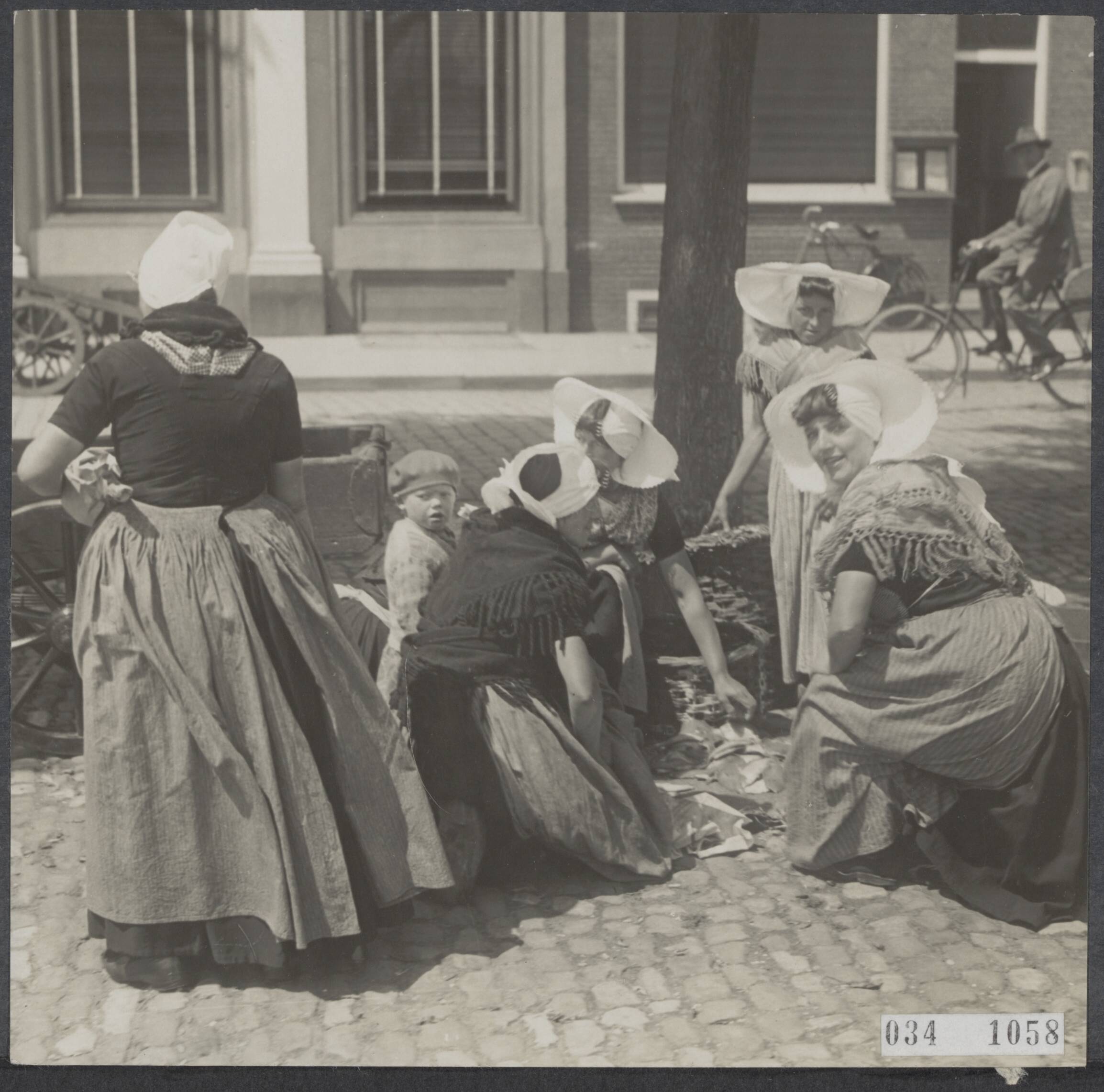 Fotocollectie Elsevier Binnenland — Arnemuidse visvrouwen verkopen de aangevoerde vis aan de Nieuwendijk te Vlissingen [in het bijschrift staat foutief "Kalverstraat", red.] — Foto: Gazendam, A.J. / Fotobureau Gazendam. Licentie: Set B: Rechtenvrij / Publiek Domein. Bron: Nationaal Archief. http://hdl.handle.net/10648/ade8fa66-d0b4-102d-bcf8-003048976d84