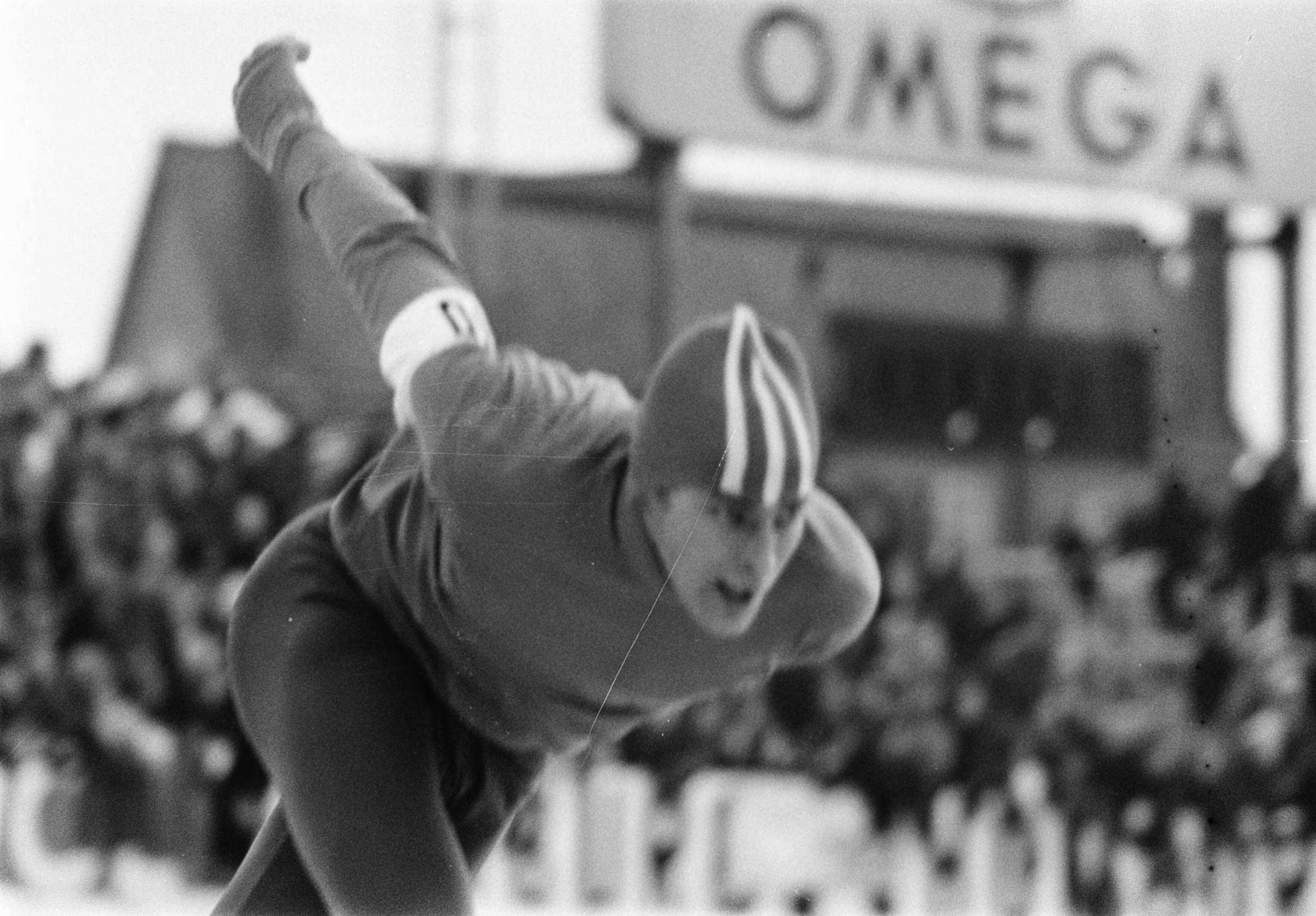 Nederlandse kampioenschappen schaatsen dames en heren te Deventer. — Nederlandse kampioenschappen schaatsen dames en heren te Deventer. Schenk — Foto: Fotograaf Onbekend / Anefo. Licentie: Set B: Rechtenvrij / Publiek Domein. Bron: Nationaal Archief. http://hdl.handle.net/10648/ab88df20-d0b4-102d-bcf8-003048976d84